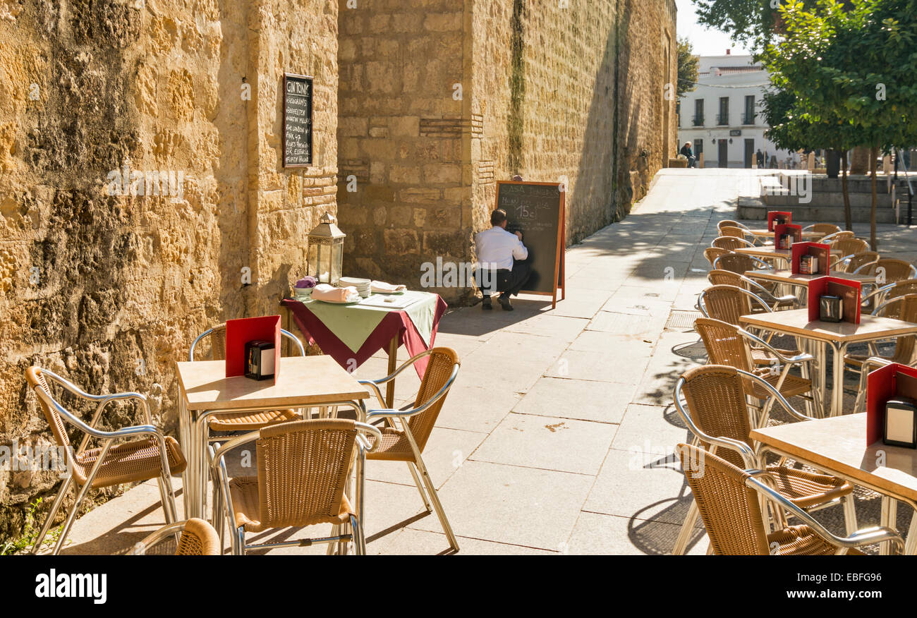 CORDOBA SPAGNA mura della città vecchia e di un ristorante esterno con cameriere LA STESURA DEL MENU DEL GIORNO Foto Stock