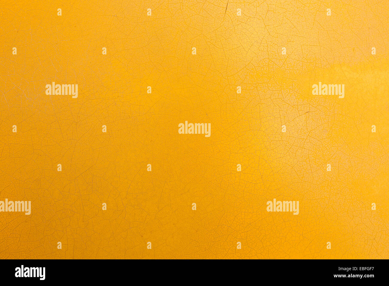 Peeling incrinato vernice gialla lo strato di texture Foto Stock