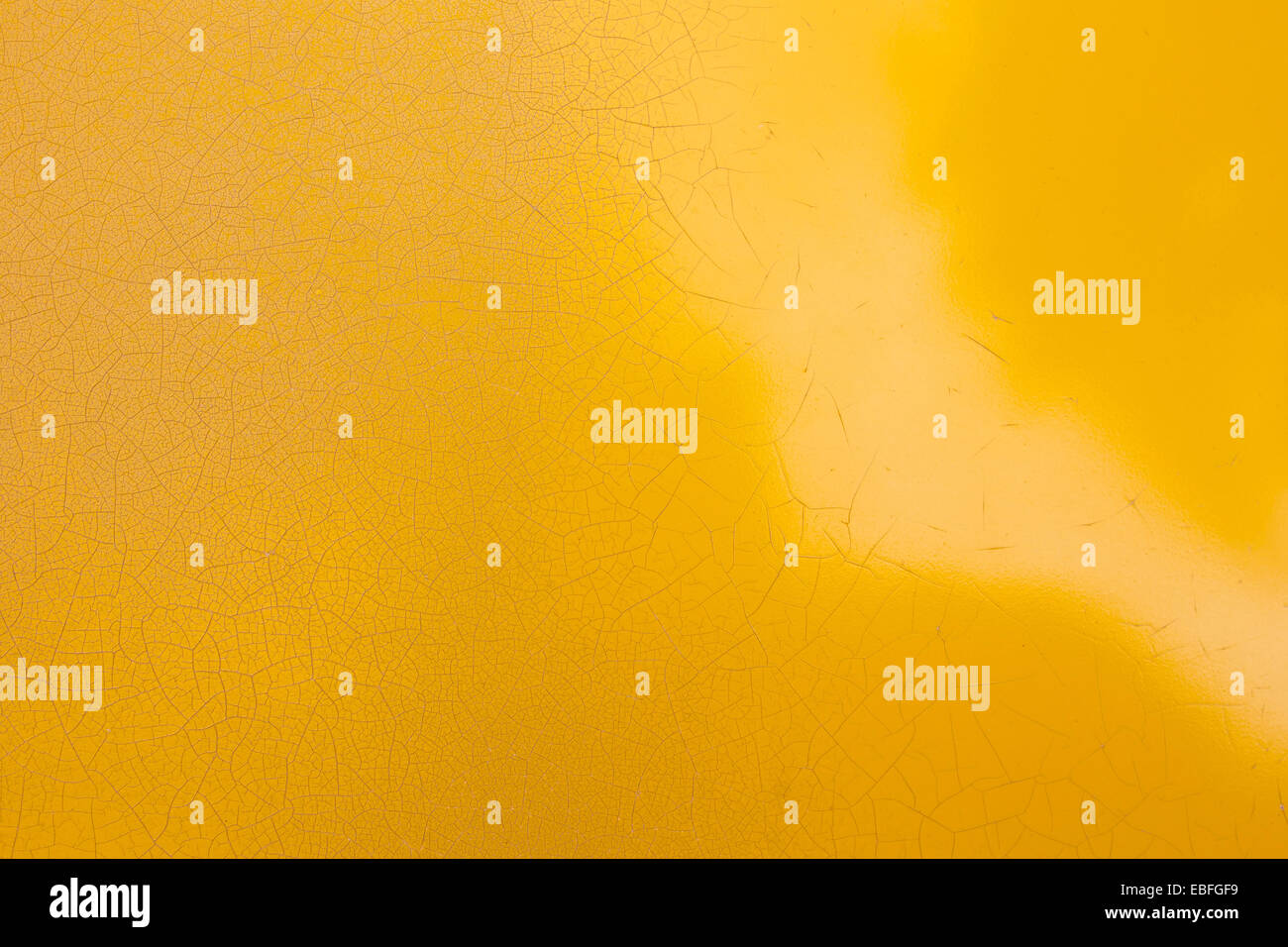 Peeling incrinato vernice gialla lo strato di texture Foto Stock