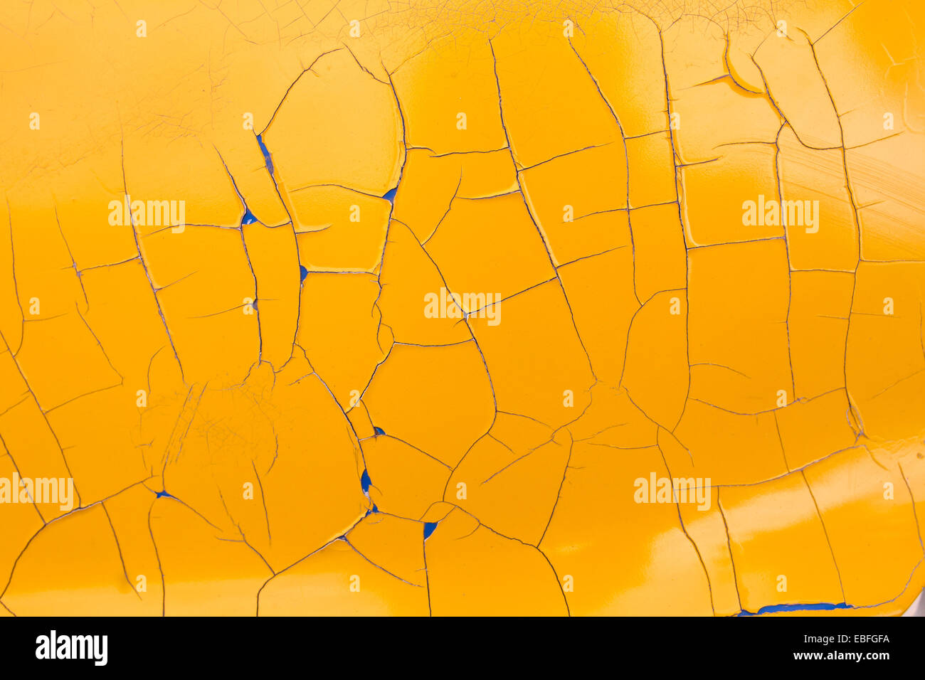 Peeling incrinato vernice gialla lo strato di texture Foto Stock