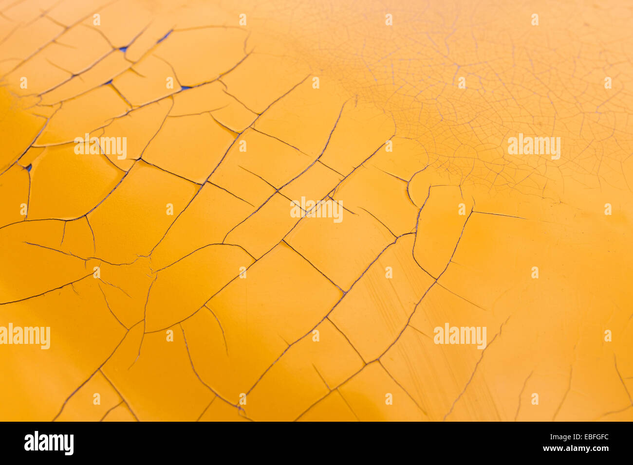 Peeling incrinato vernice gialla lo strato di texture Foto Stock