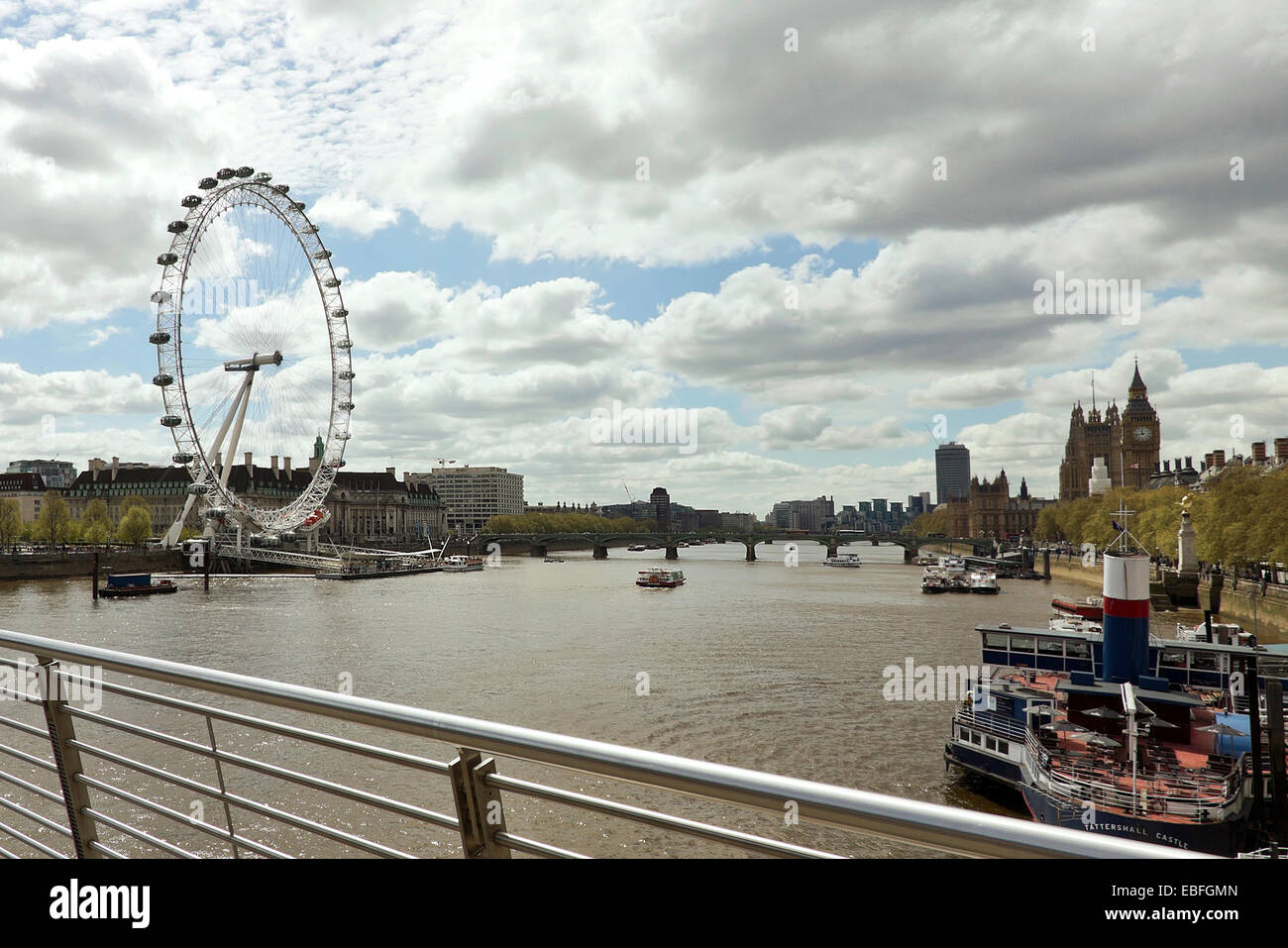 London, England, Regno Unito : vista sul Millennium Wheel o London Eye( a sinistra ) e il Palazzo di Westminster e il Big Ben ( a destra ). Foto Stock