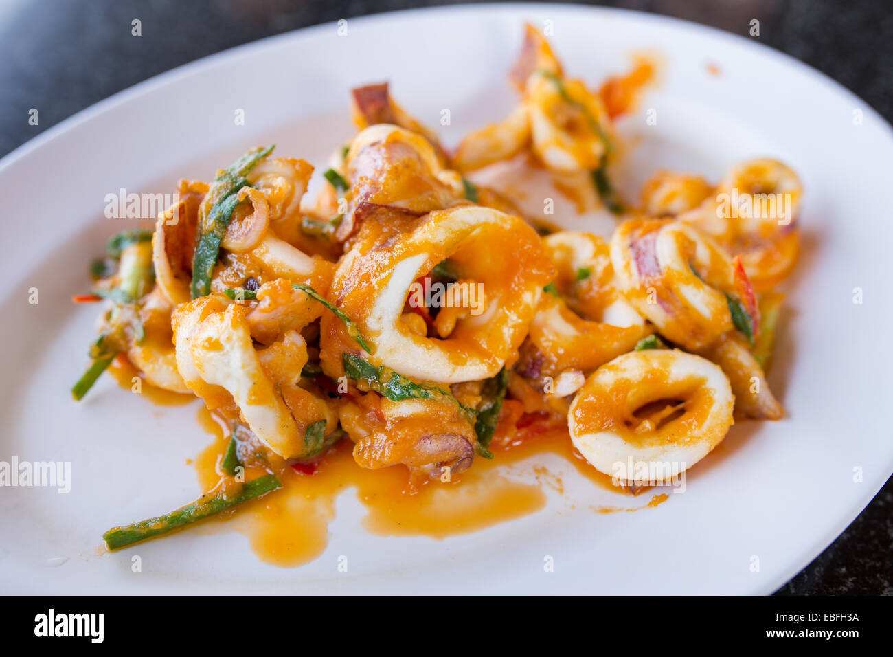 Mescolare calamari fritti salate con tuorlo d'uovo Foto Stock