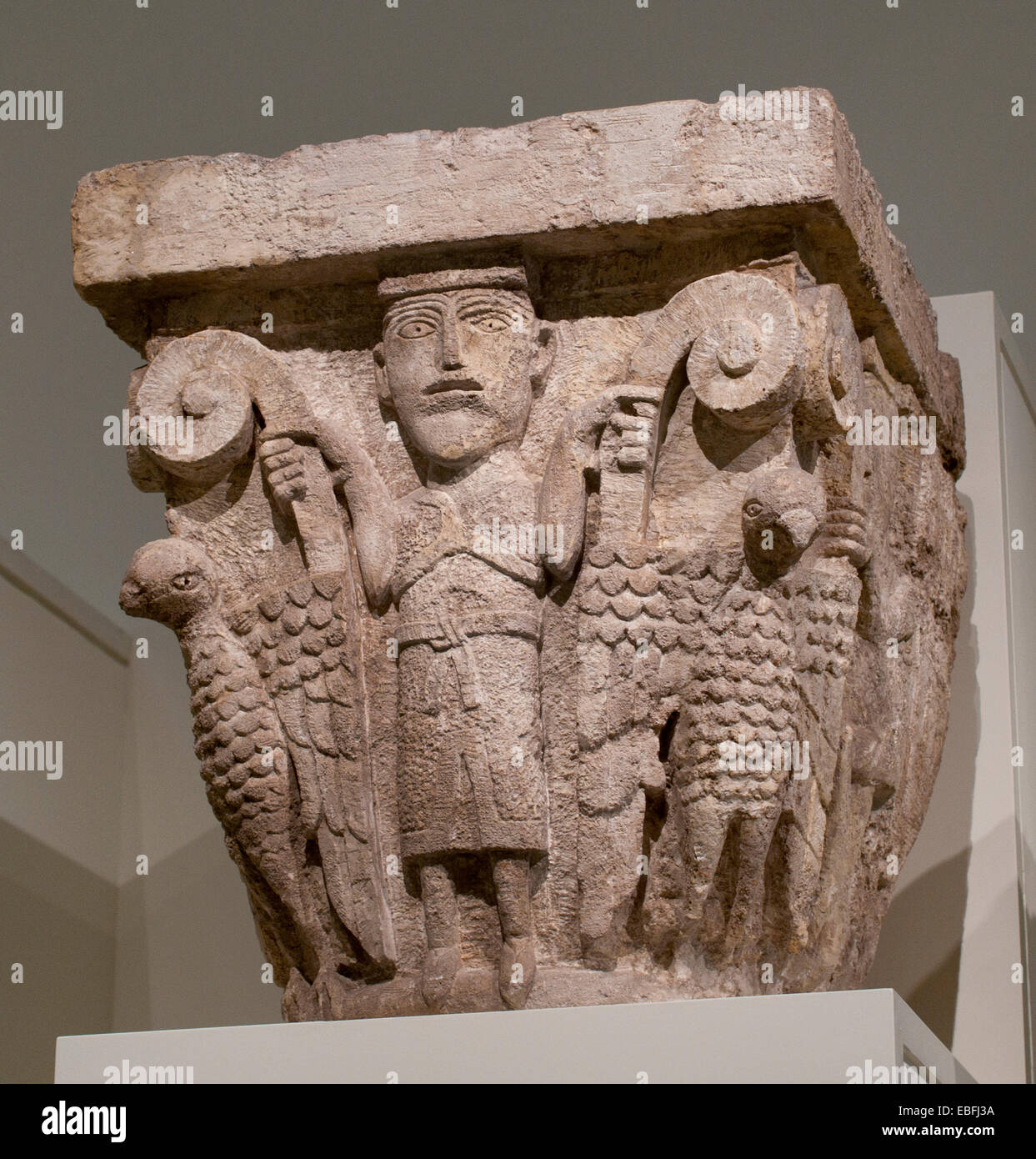 Capitale Santa Maria de Besalú medievale romanica 1137 comunità agostiniana dei canonici regolari di Santa Maria de Besalú Spagna Foto Stock