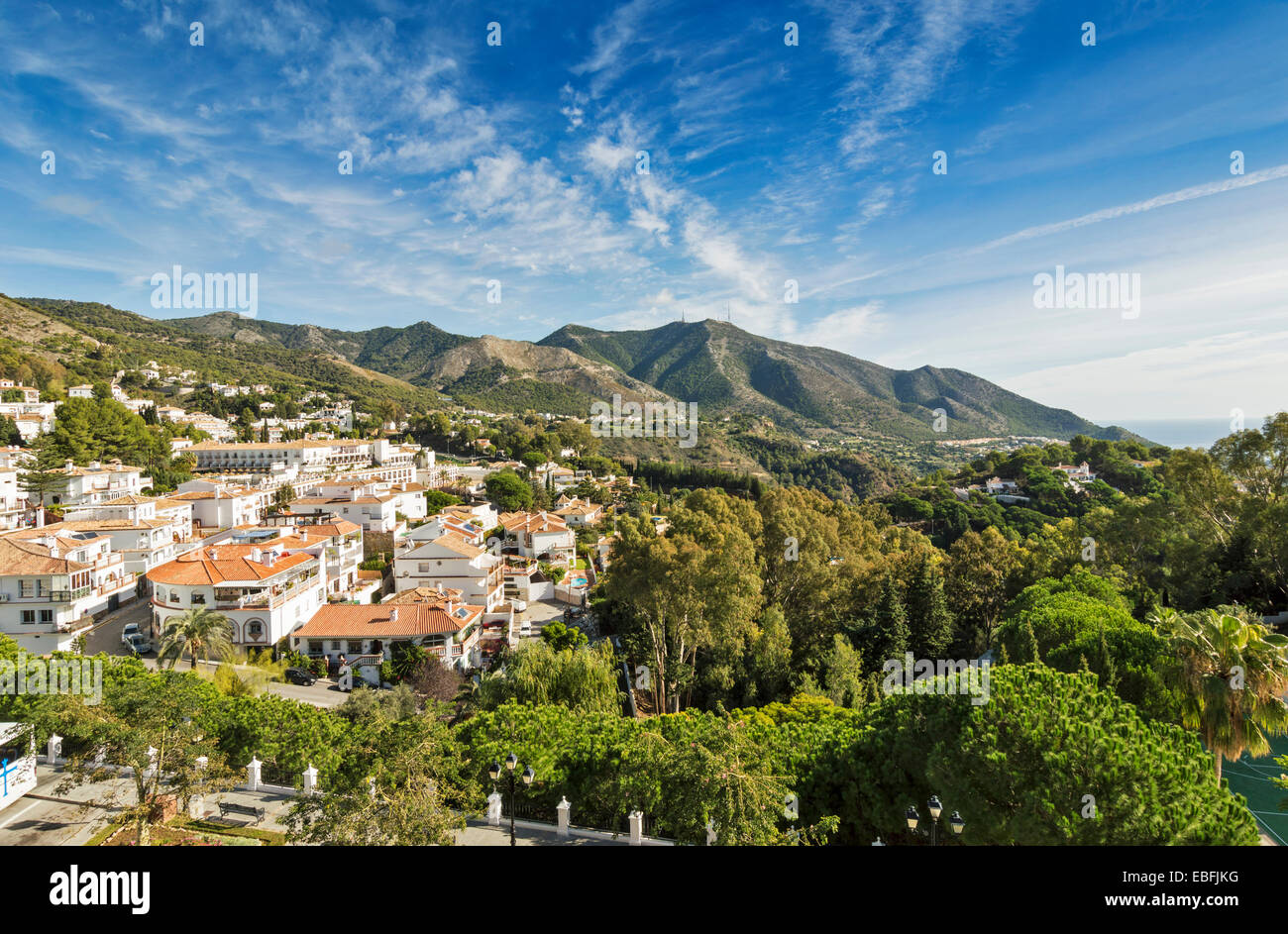 MIJAS COSTA DEL SOL ospita alberi e le montagne del sud della Spagna Foto Stock