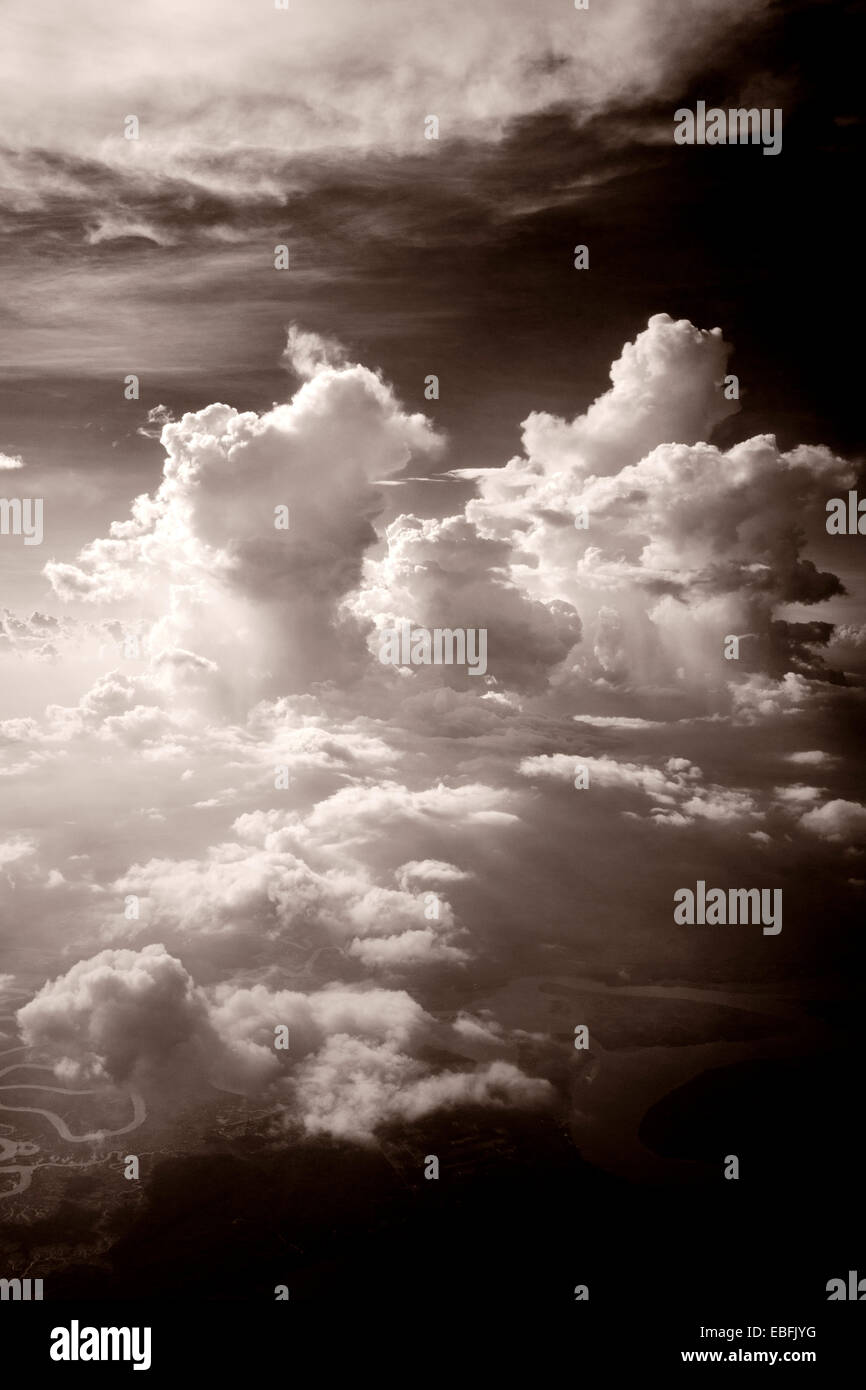 Alta altitudine nuvole, cumulus nubi in tonalità seppia, drammatica fotografia. Foto Stock