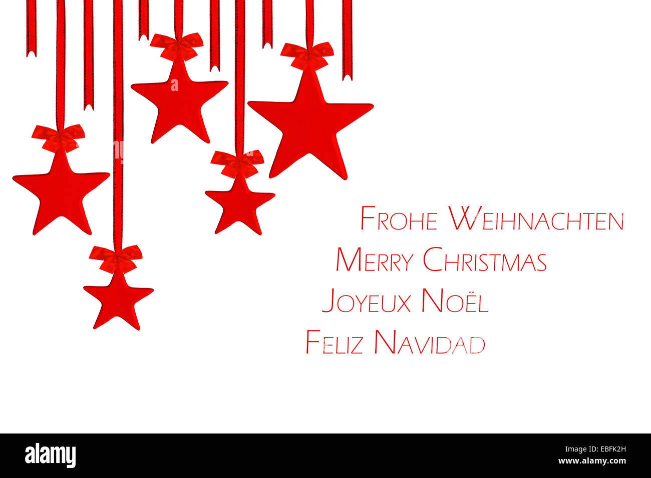 Stelle di natale appeso con nastri di colore rosso su sfondo bianco Foto Stock