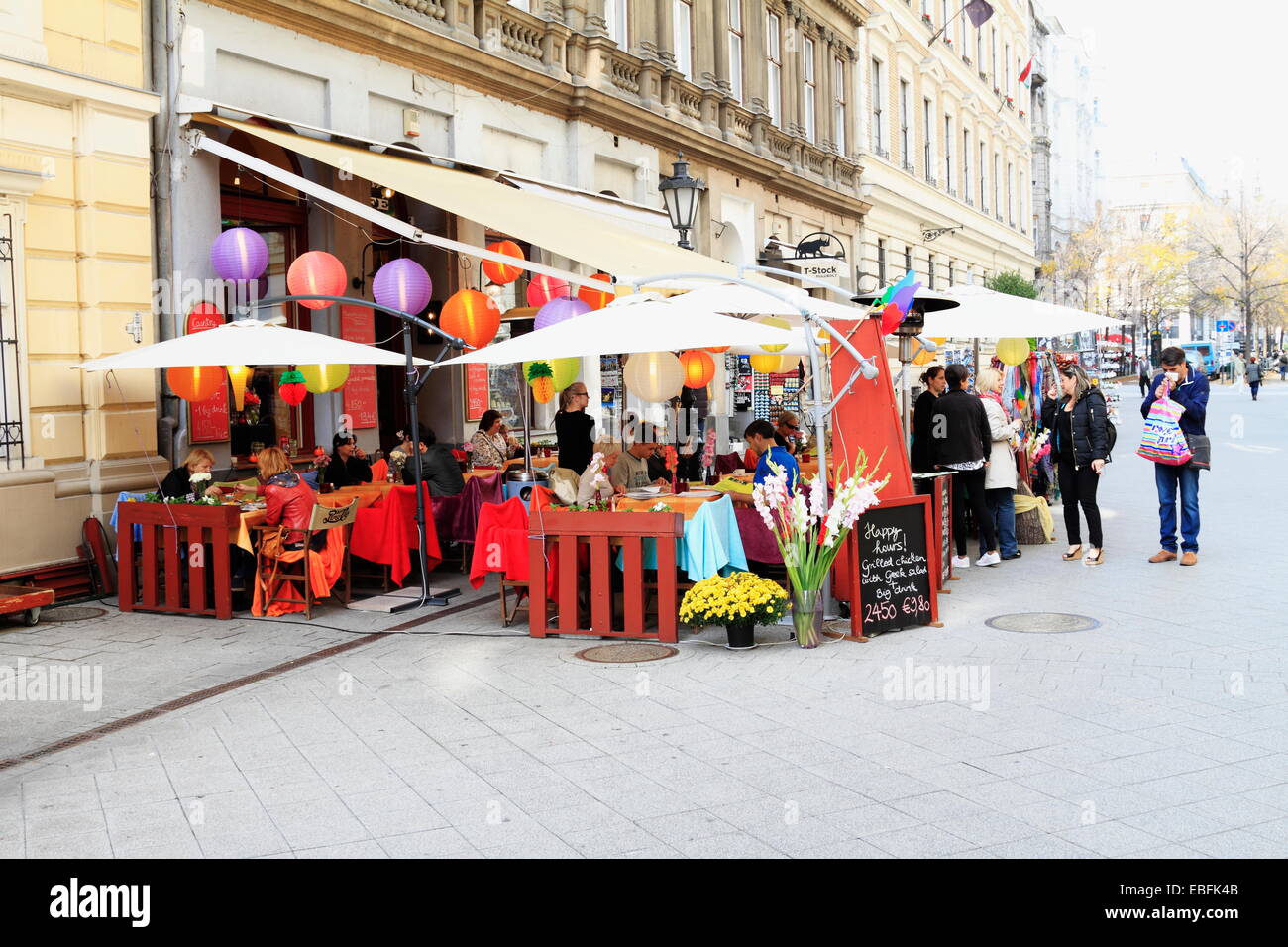 Le persone aventi il pranzo all'aria aperta street Café Sulla Váci utca, alla moda per lo shopping a Budapest, Ungheria (Magyar) Foto Stock