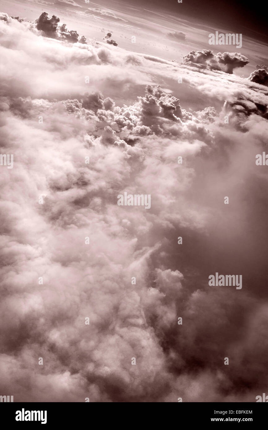 Alta altitudine nuvole, cumulus nubi in tonalità seppia, drammatica fotografia. Foto Stock