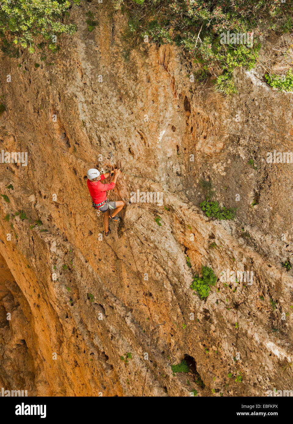 CLIMBER di roccia in roccia con funi nella gola a mijas Spagna meridionale Foto Stock