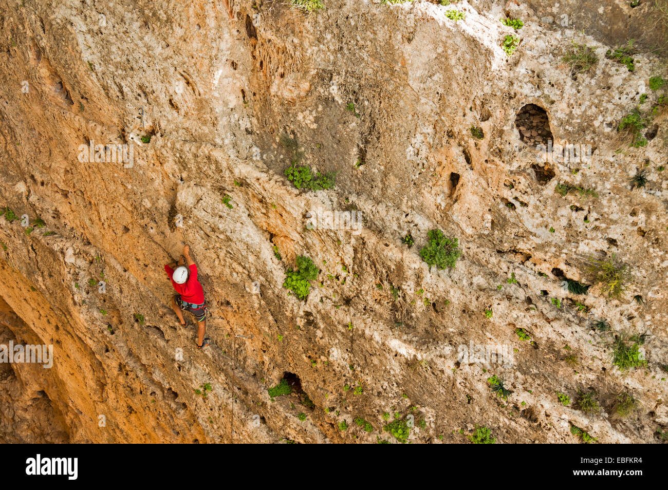 Rocciatore sulla roccia della profonda gola in mijas Spagna Meridionale utilizzando corde e Pitons Foto Stock