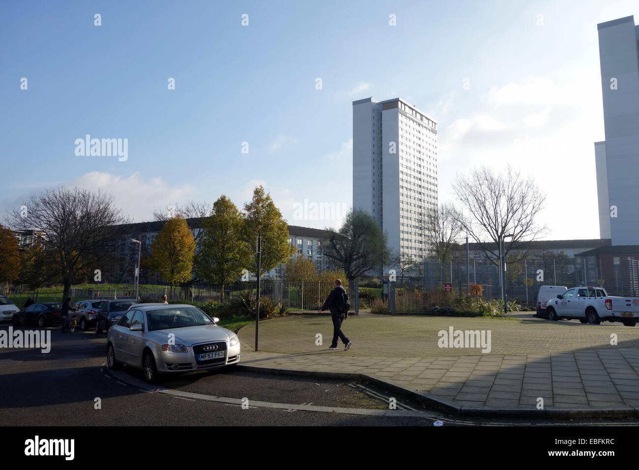 Vista da ovest Cross Route sul Nord Norland Park London è costituito da un area giochi per bambini e spazi verdi sapientemente scolpiti. Foto Stock