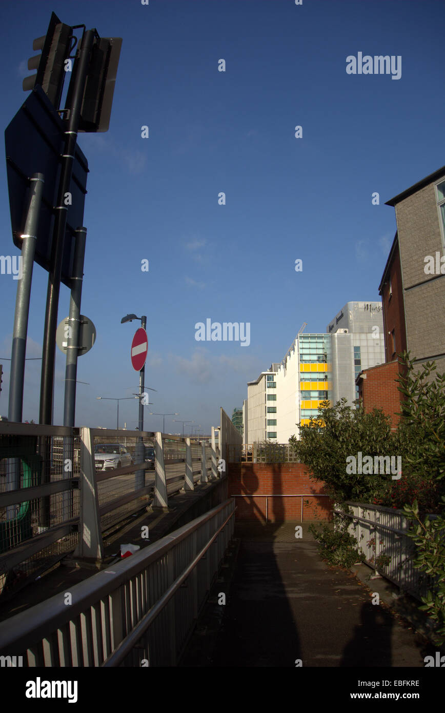 Blocchi a torre lungo la West cross Road che collega Shepherds Bush di Westway e attraversata la strada dal centro commerciale Westfield Foto Stock