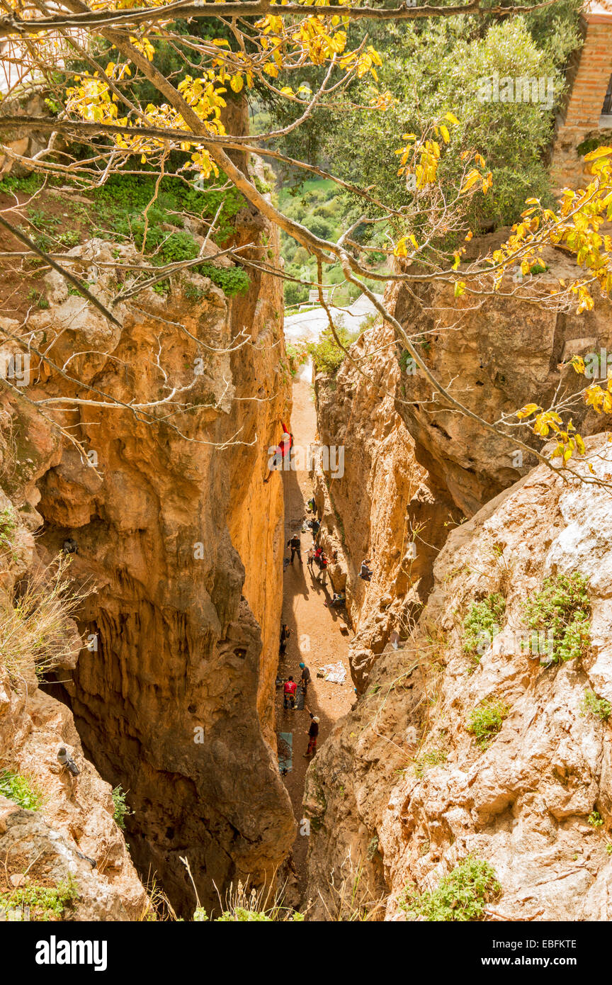 Arrampicate su roccia e in fondo alla gola in mijas Spagna Meridionale utilizzando corde e Pitons Foto Stock