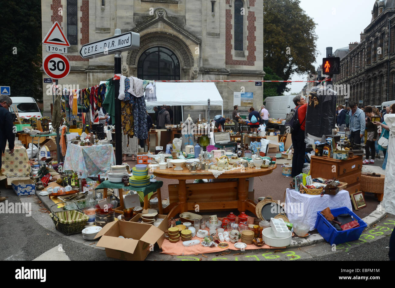 Raccolta mista di bric a brac a Place du Temple Braderie Lille Francia Foto Stock