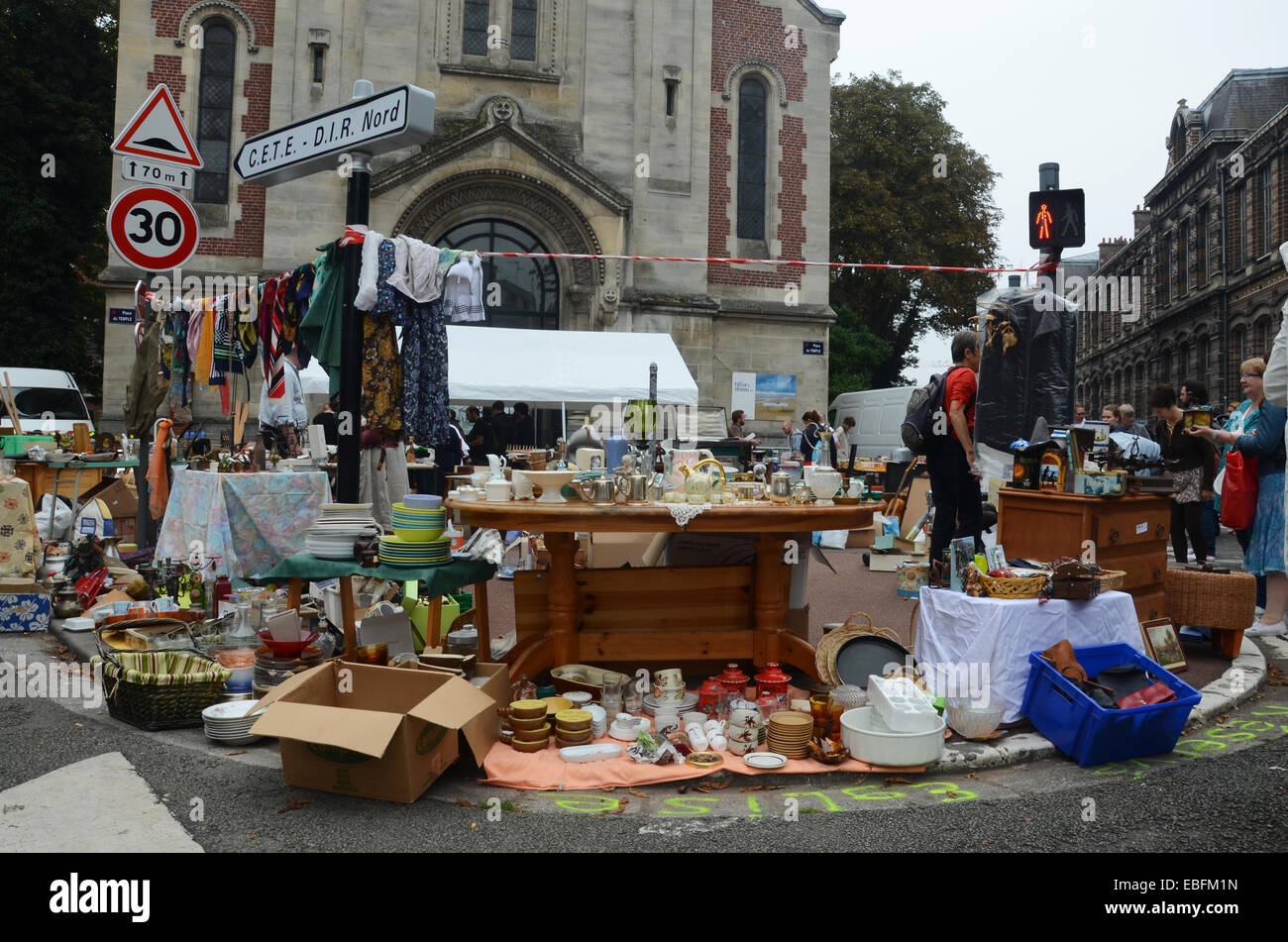 Raccolta mista di bric a brac a Place du Temple Braderie Lille Francia Foto Stock