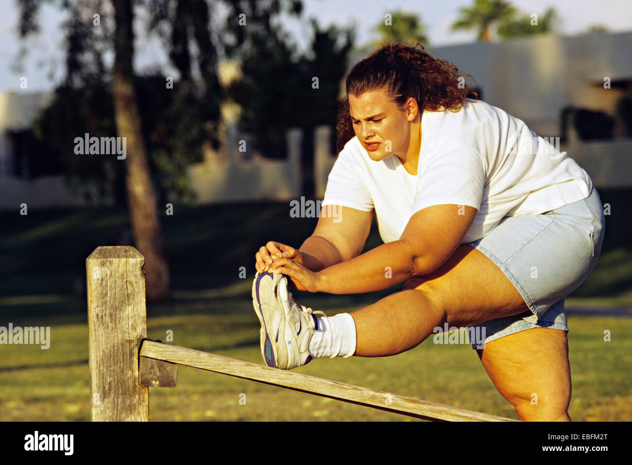 Donna sovrappeso esercizio Foto Stock