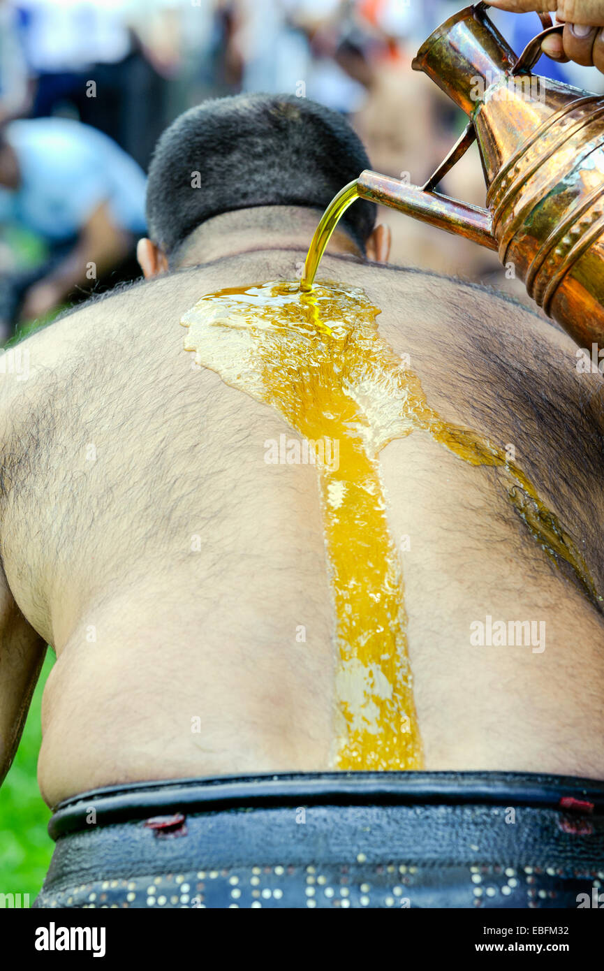 Il lottatore come ottenere olio di oliva prima di concorrenza Kirkpinar tradizionale di wrestling. Foto Stock
