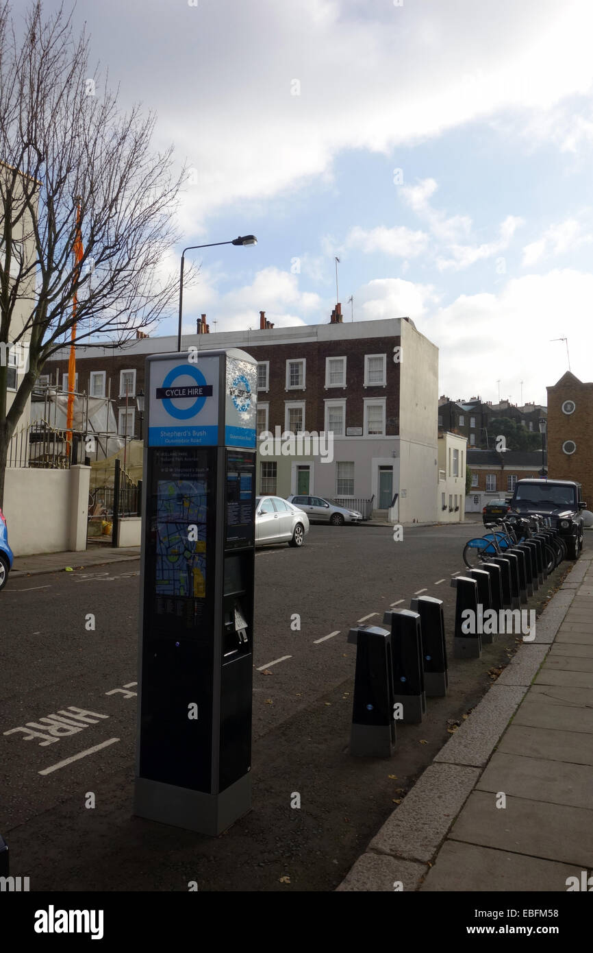 Svuotare Barclays bike sorge ; riflettendo forse utilizzo? Sull'altro lato della strada Foto Stock