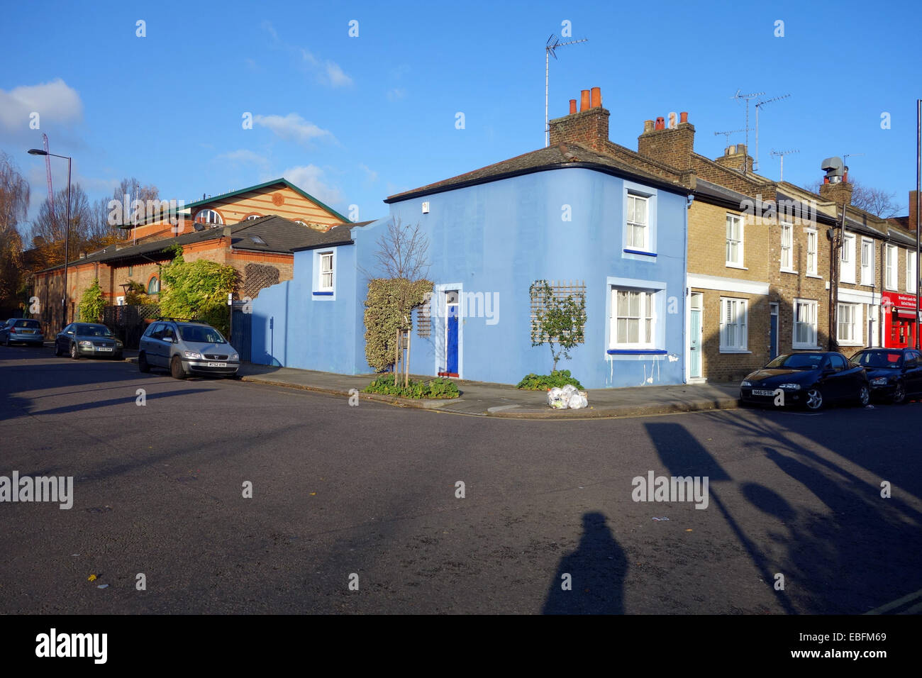 Angolo colorato casa vicino al popolo la hall, Freeston Rd London W11; iniettare un po' di colore nelle abitazioni a prezzi accessibili Foto Stock
