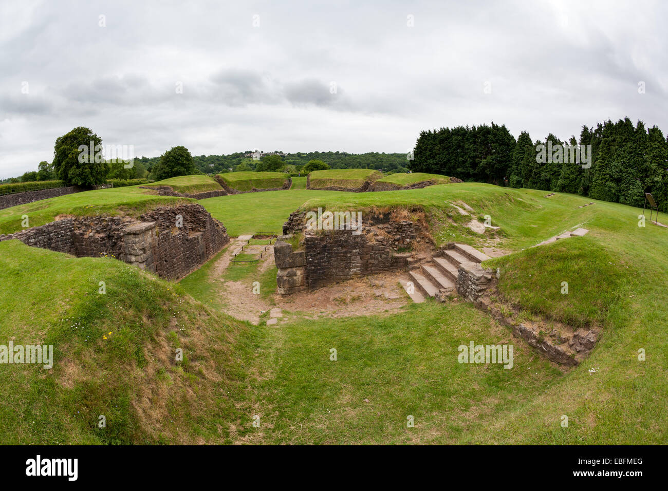 Resti dell'anfiteatro romano, Caerleon, Gent, Wales, Regno Unito. Foto Stock