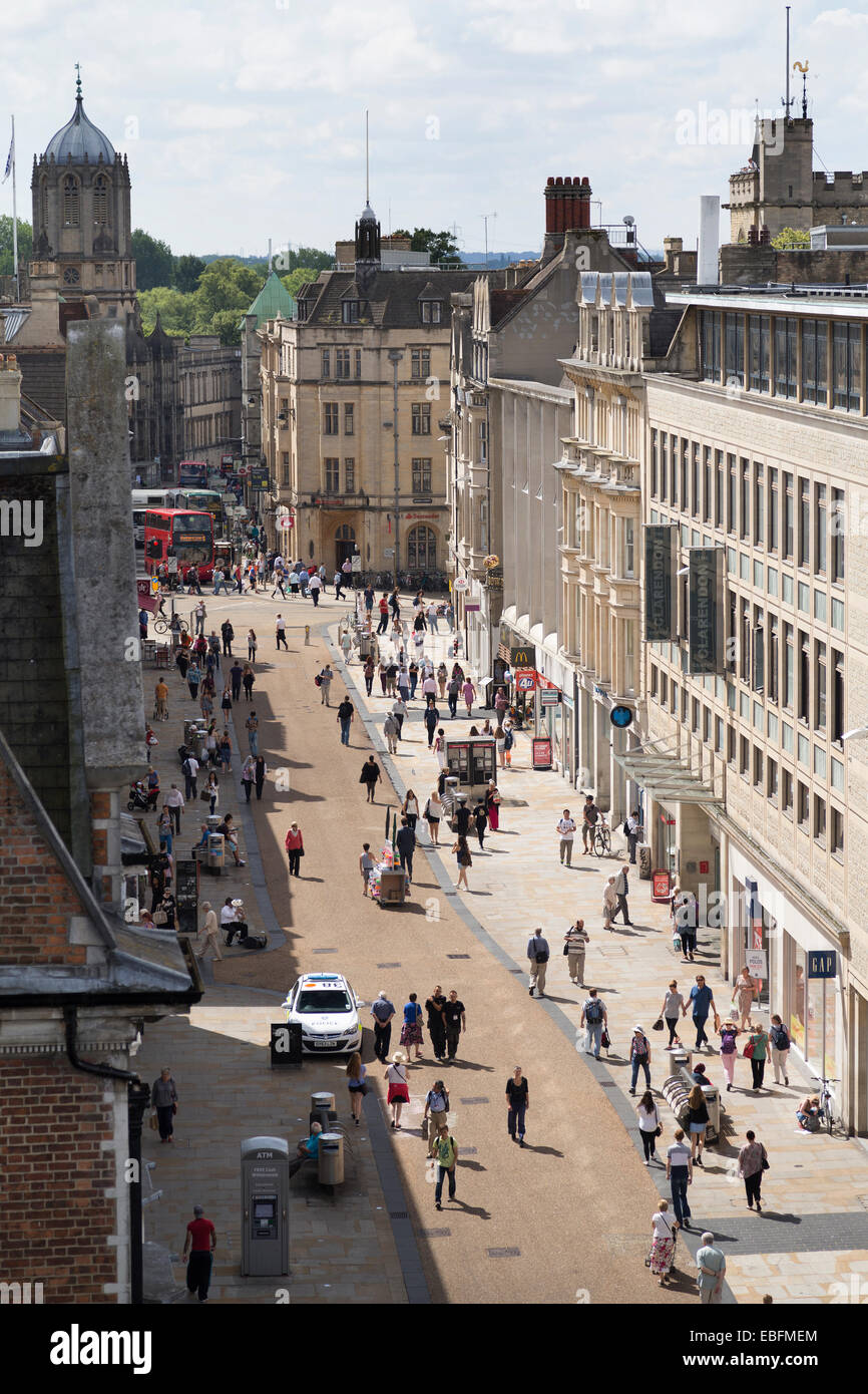 Regno Unito, Oxford, visualizza in basso la Cornmarket Street dal punto di vista nella parte superiore della chiesa 'St Michael presso la Porta Nord'. Foto Stock