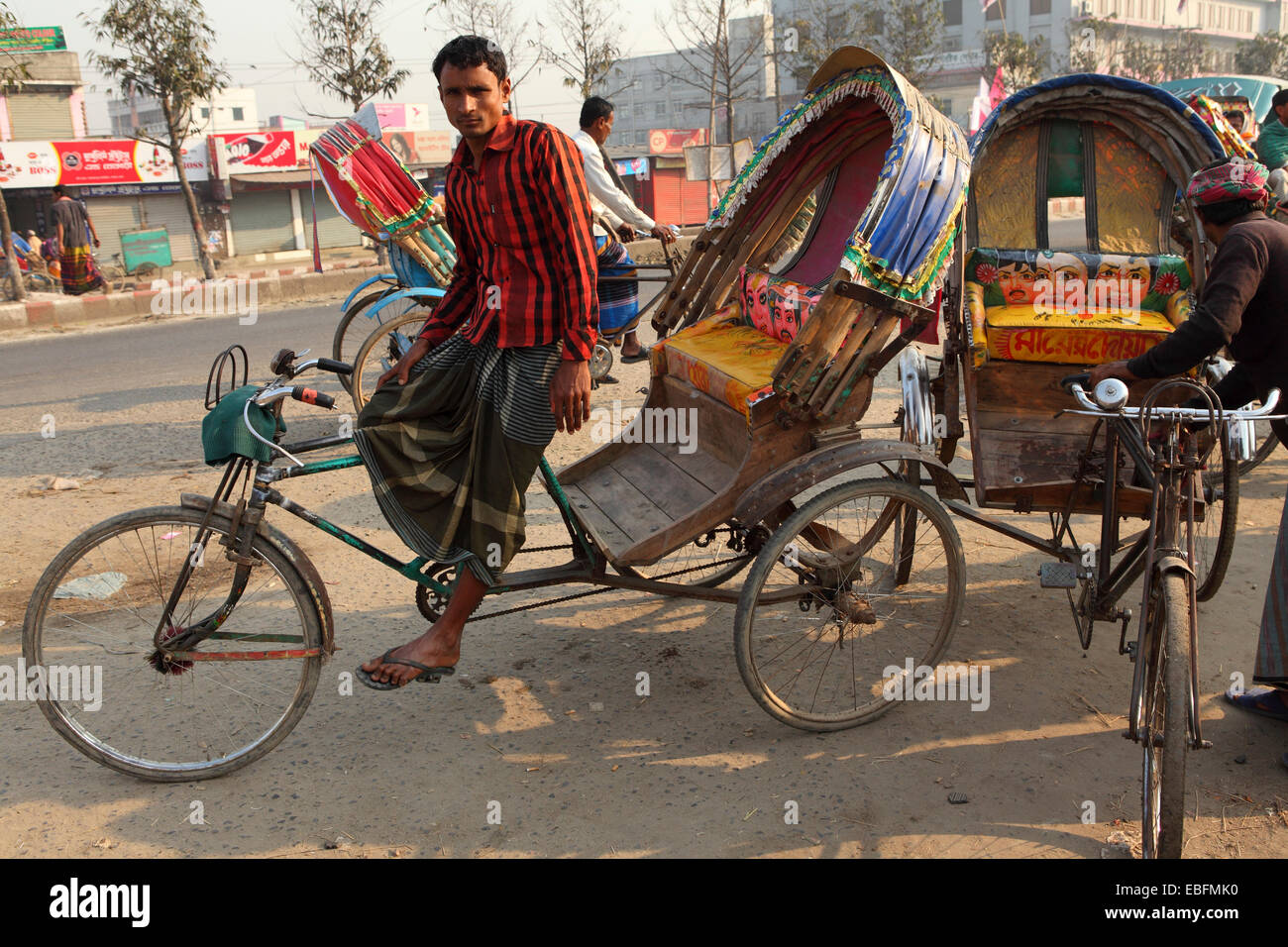 Un driver di risciò a Dhaka, nel Bangladesh. La città ha circa 400.000 risciò. Foto Stock