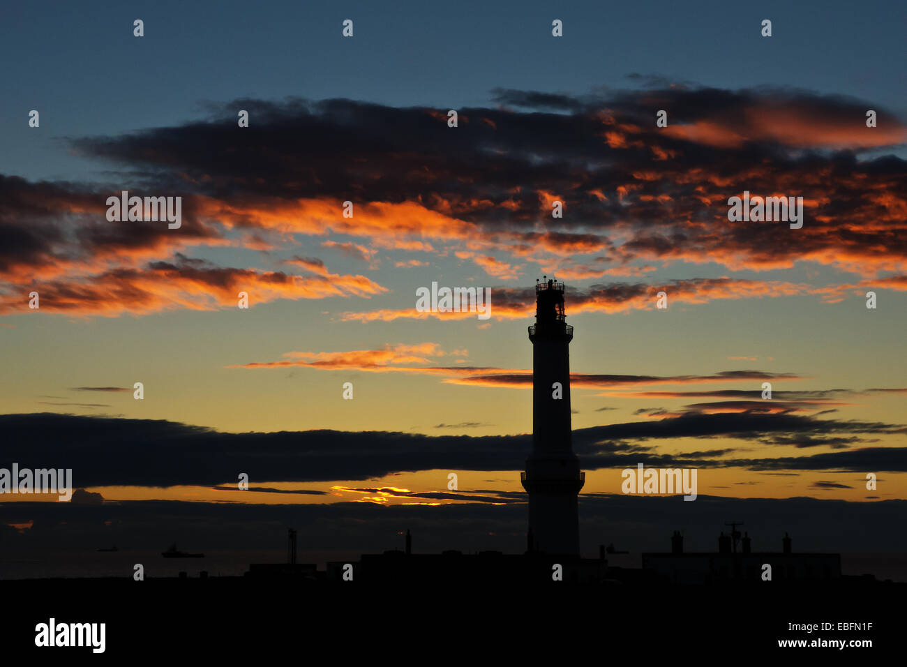 Faro Girdleness e rosso di nuvole a sunrise. Foto Stock