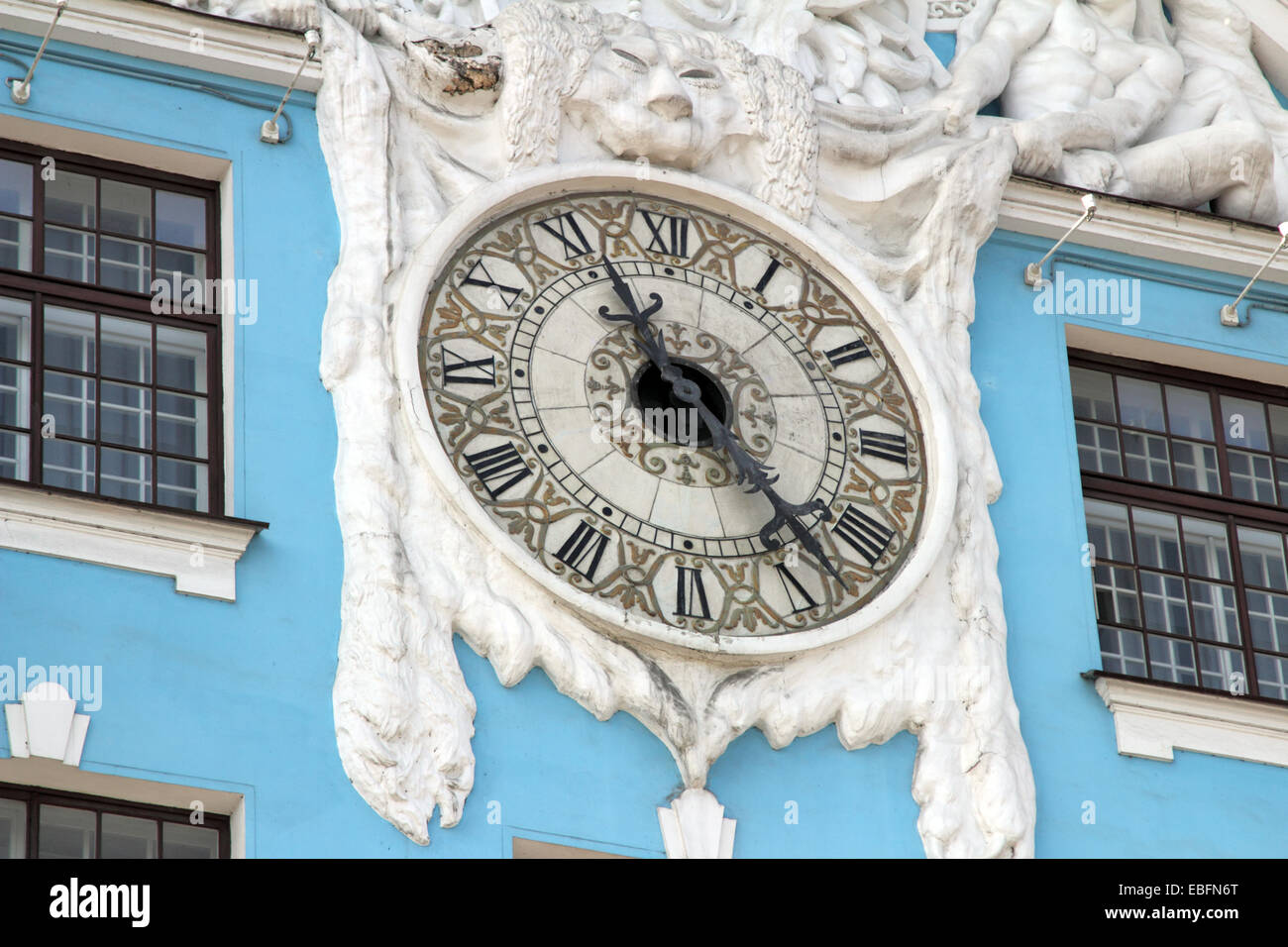 Città vecchia orologio da edificio storico. Nakhimov il Collegio Navale, San Pietroburgo, Russia. Foto Stock
