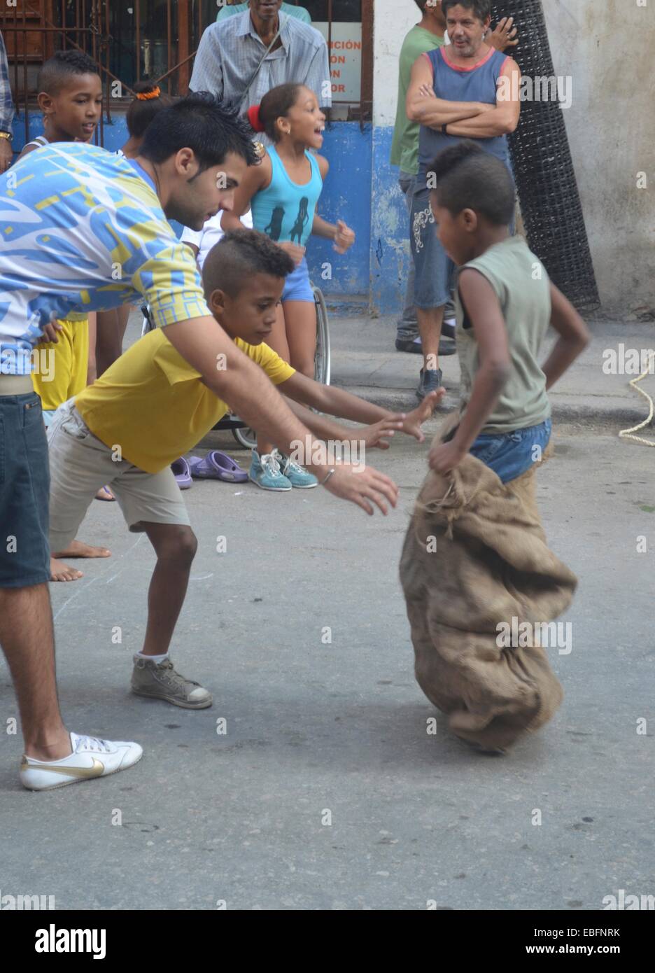 I bambini partecipano in una scuola di sport per giorno, sulle strade del Centro Habana, Havana, Cuba Foto Stock