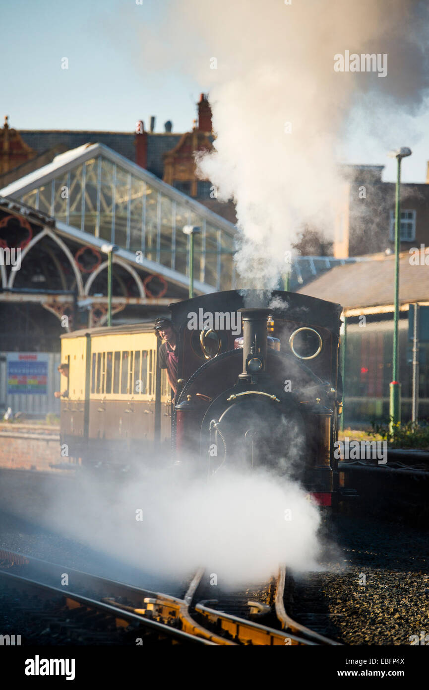 A scartamento ridotto treno a vapore Palmerston in prestito dal Ffestiniog e Welsh Highland Railway sulla corsa di prova da Aberystwyth station Foto Stock