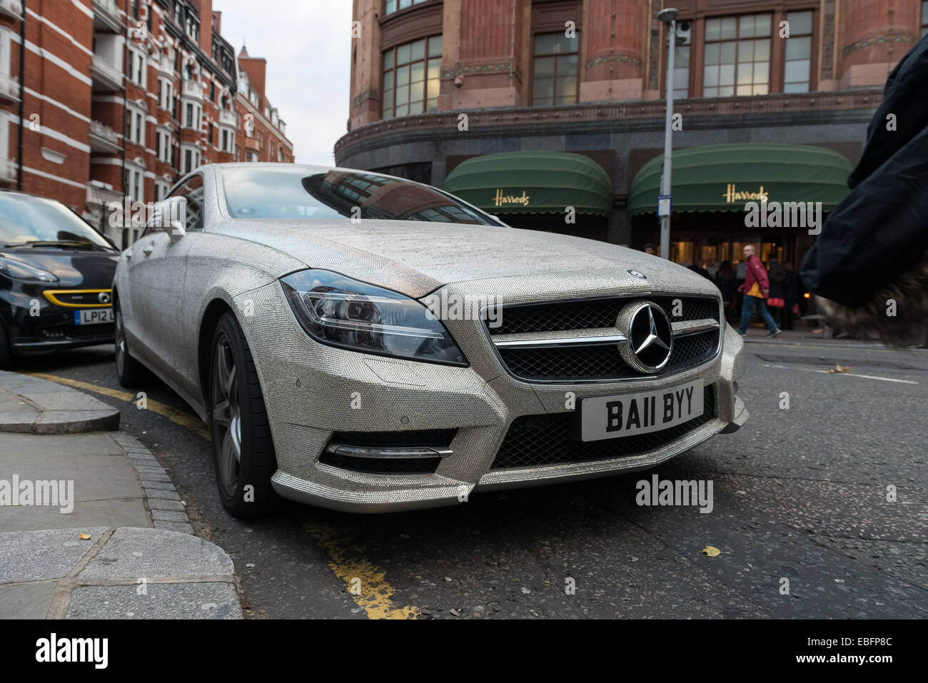 Crystal-coperto Mercedes fa girare la testa in Knightsbridge Foto Stock
