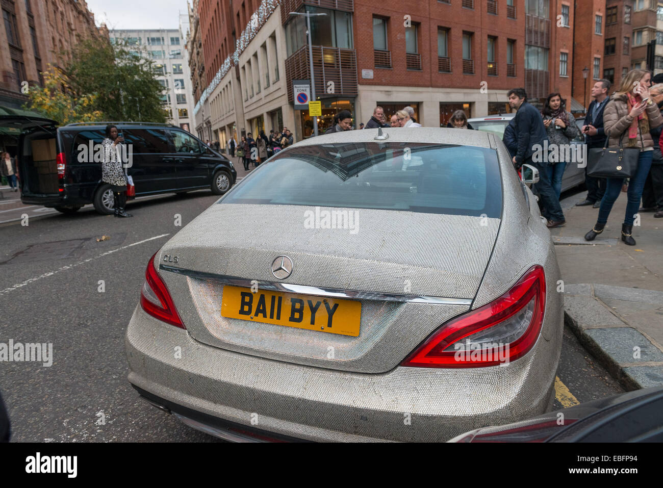 Crystal-coperto Mercedes fa girare la testa in Knightsbridge Foto Stock