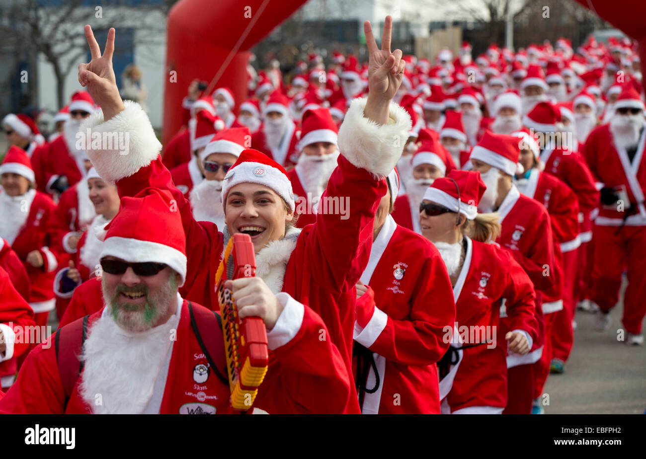 Toronto, Canada. 30 Novembre, 2014. I partecipanti vestiti da Babbo Natale di prendere parte nel 2014 Santa gara di Hamilton, Ontario, Canada, nov. 30, 2014. Circa un migliaio di corridori hanno partecipato all'annuale 5K gara di domenica. Credito: Zou Zheng/Xinhua/Alamy Live News Foto Stock