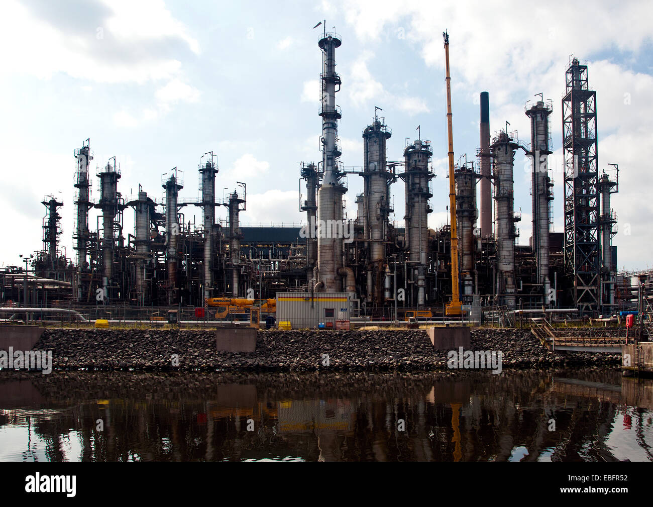 Parte di un Petro Chemical Plant sulle rive del Manchester Ship Canal. Foto Stock