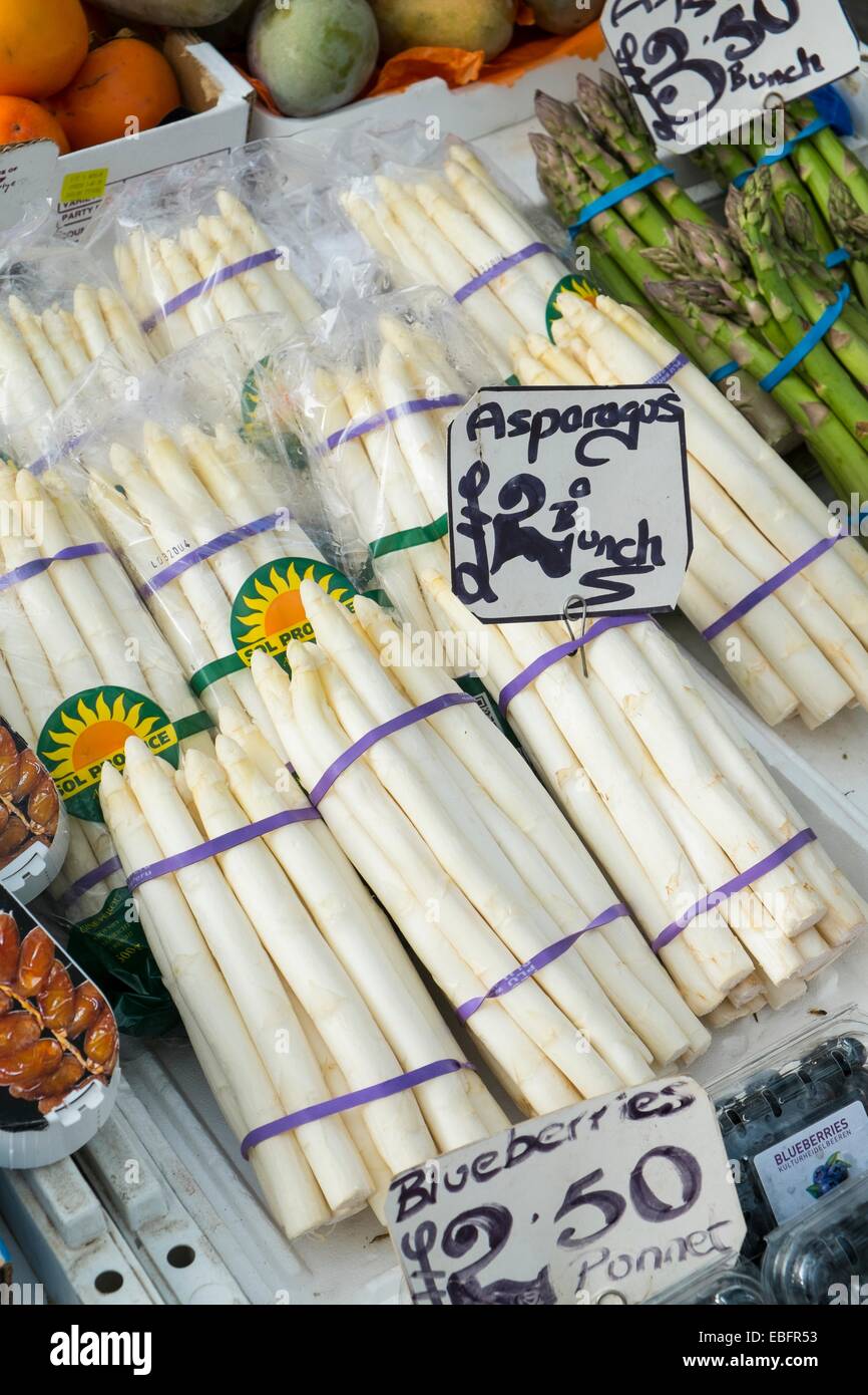 I grappoli di sbollentati asparagi peruviana per la vendita Foto Stock