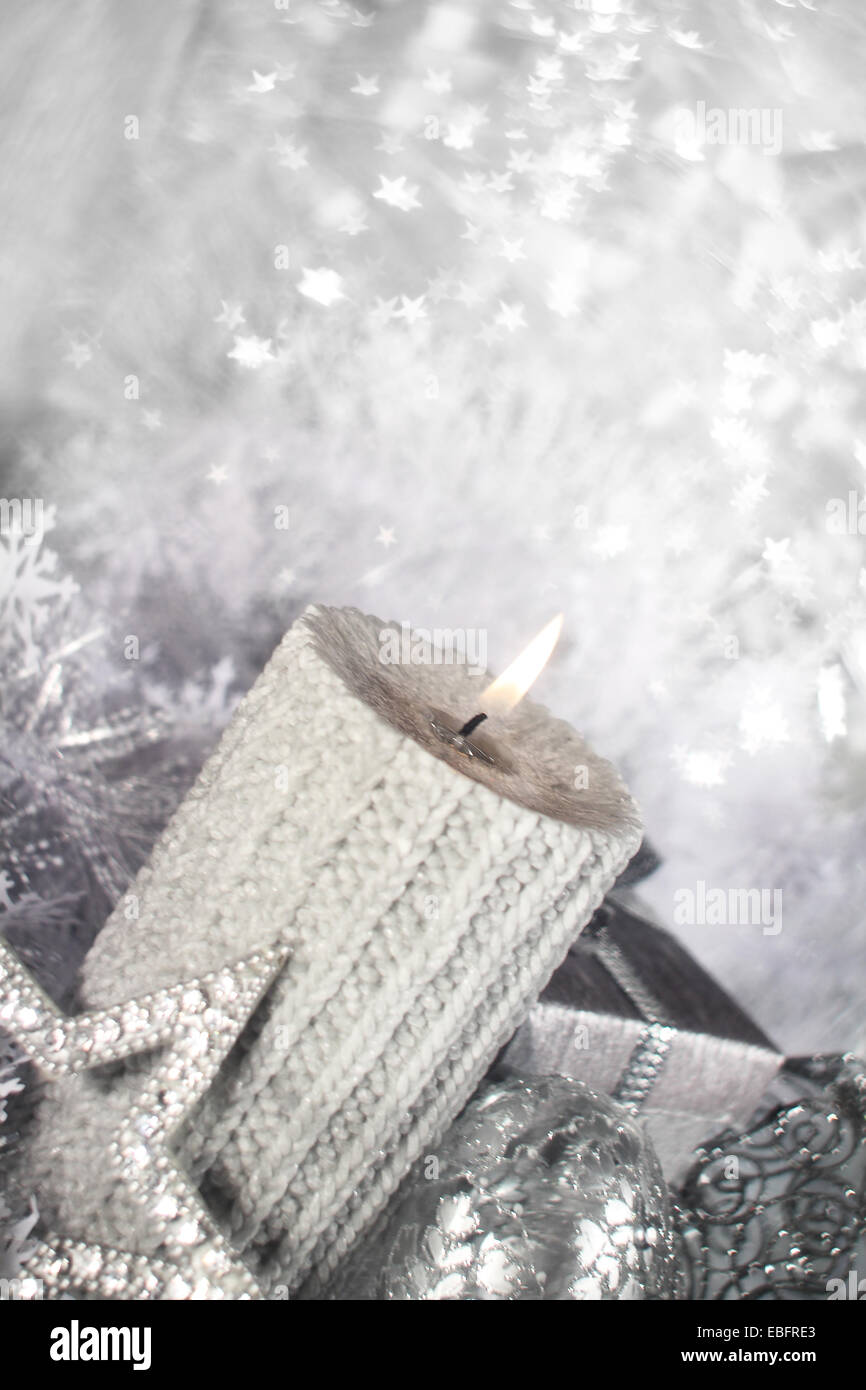 Bella argento lucido decorazioni di Natale e la candela che brucia Foto Stock