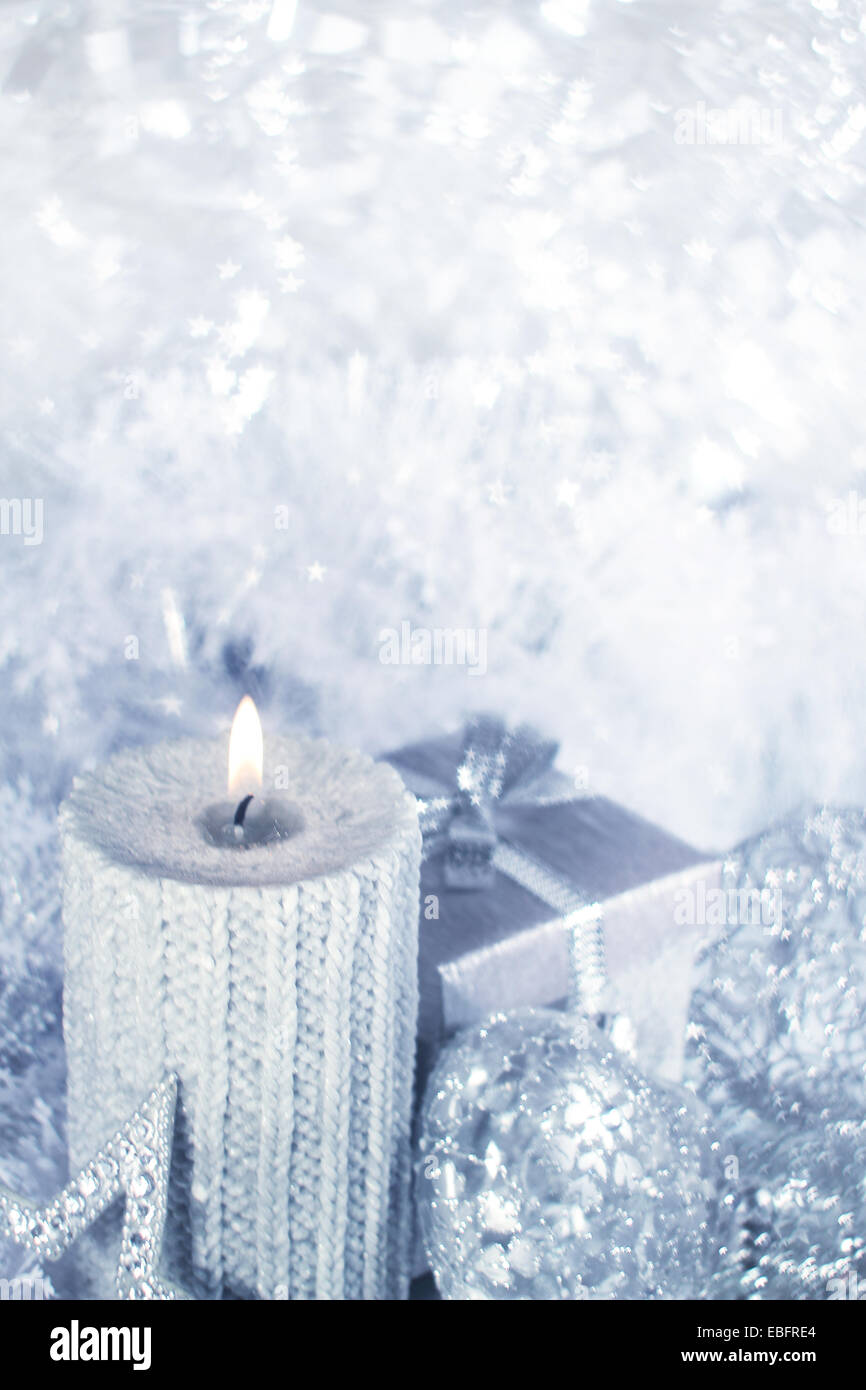Bella argento lucido decorazioni di Natale e la candela che brucia Foto Stock