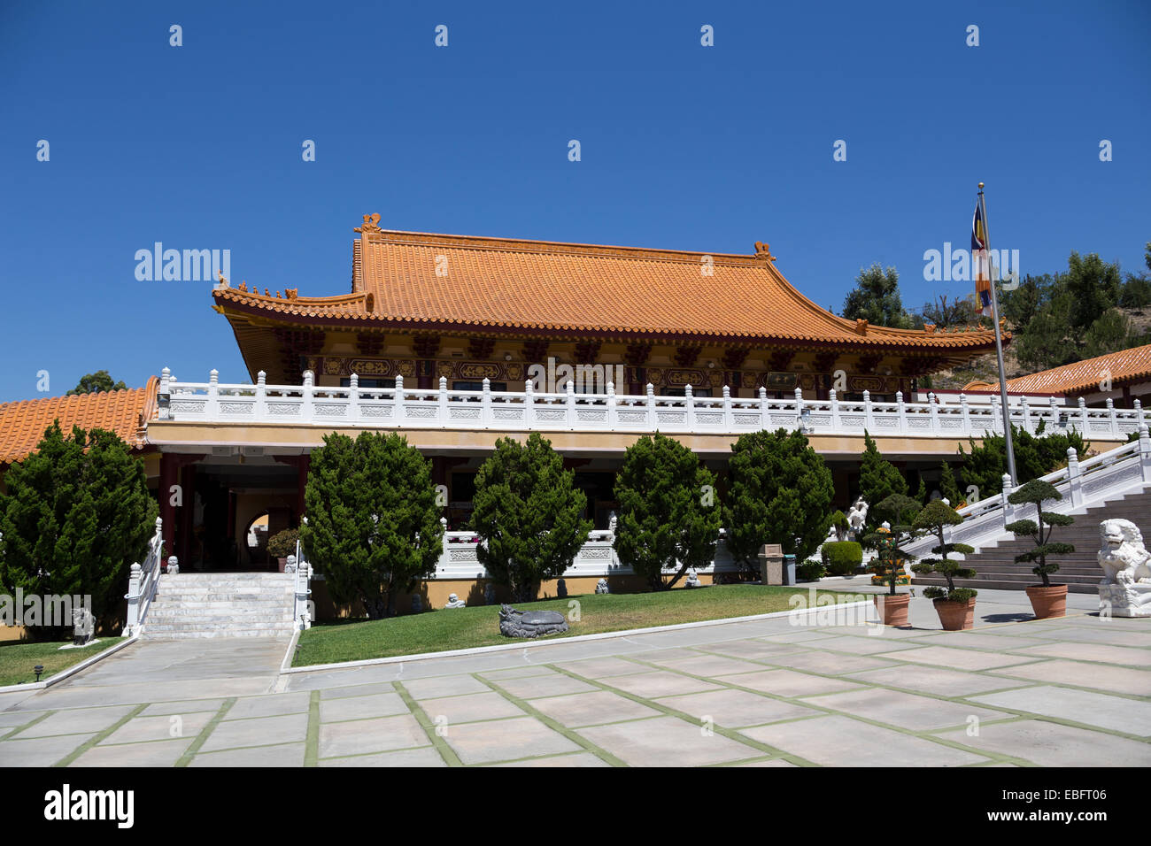 Cinese di architettura di stile lungo il cortile a Hsi Lai Tempio della città di Hacienda Heights Los Angeles County in California Foto Stock