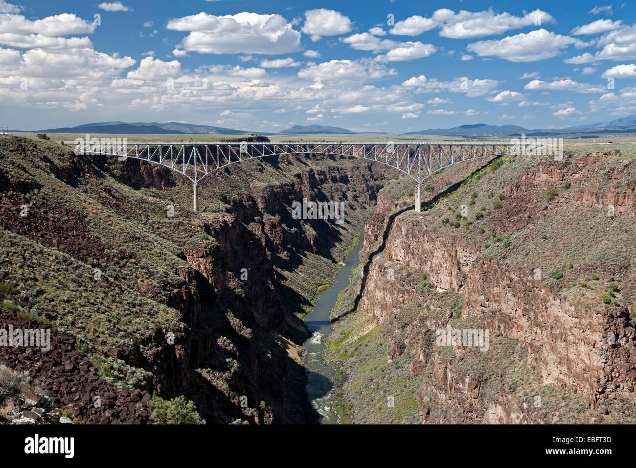 Il ponte in acciaio arch Rio Grande Gorge Bridge porta U.S. Instradare il traffico 64 in tutta Rio Grande Gorge 10 miglia a nord-ovest di Taos. Foto Stock