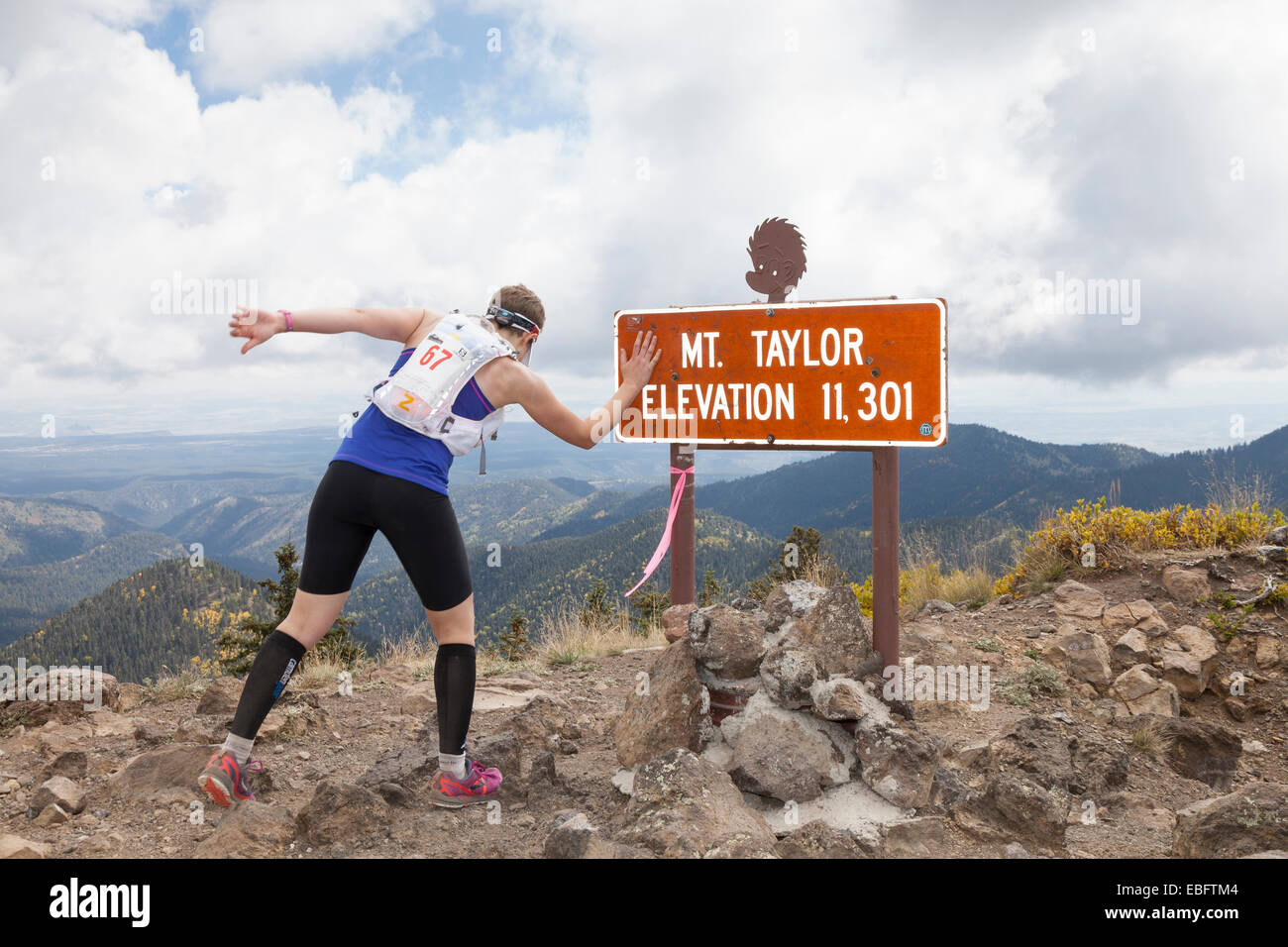 Runner raggiunge il culmine durante il Mt Taylor 50k - Mt Taylor, San Mateo montagne, Cibola National Forest, Nuovo Messico, STATI UNITI D'AMERICA Foto Stock