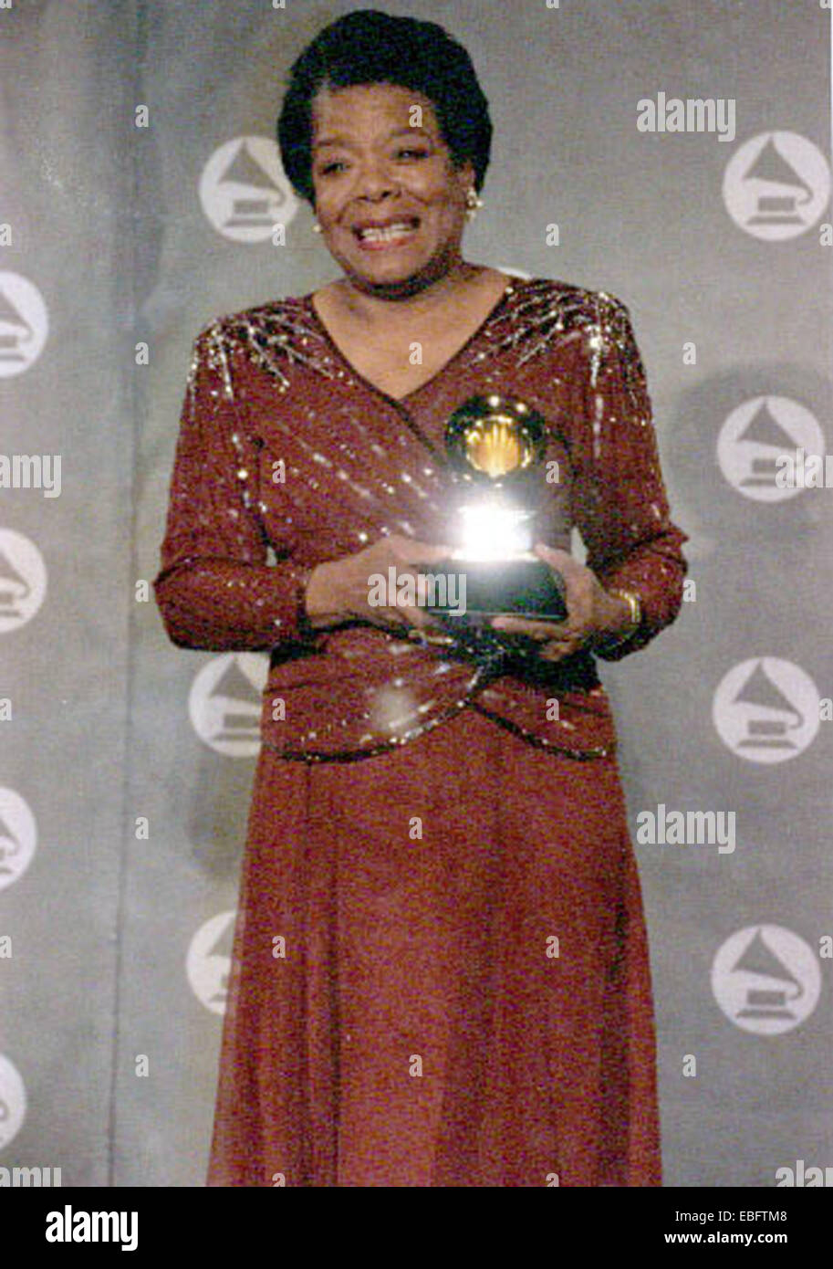 Maya Angelou pone con il suo 1994 Grammy Award per "Best Spoken Word Album' dotate di: Maya Angelou dove: Las Vegas, Nevada, Stati Uniti quando: 03 Gen 1994 Foto Stock