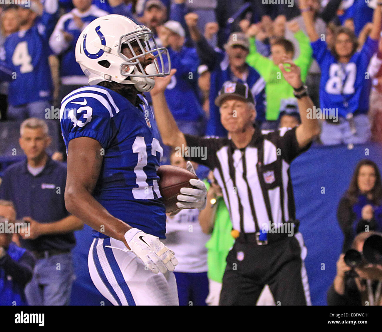 Indianapolis NEGLI STATI UNITI. 30 Novembre, 2014. Indianapolis Colts wide receiver T.Y. Hilton (13) celebra dopo il punteggio su un 3 yard touchdown durante la prima metà del gioco di NFL tra Washington Redskins e Indianapolis Colts a Lucas Oil Stadium di Indianapolis, Indiana. Il Colts ha sconfitto il Redskins 49-27. Credito: 2014 Billy Hurst/CSM/Alamy Live News Foto Stock