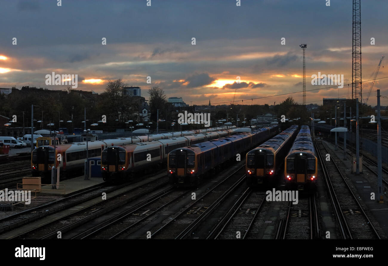 Dettaglio di overhead di Clapham Junction, Britains più trafficata Stazione ferroviaria SW di Londra, GB Foto Stock