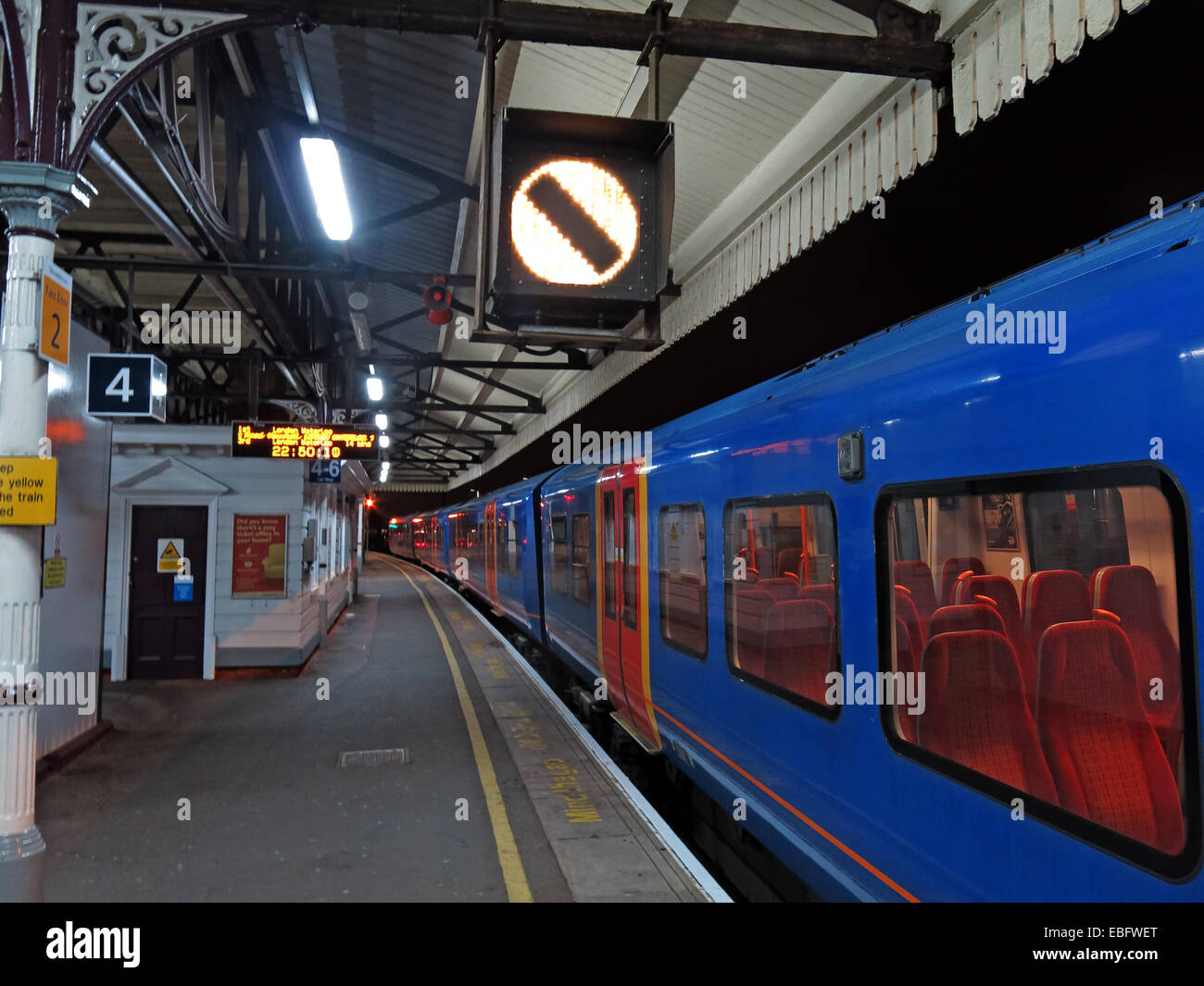Treni SW EMU a Clapham Junction Stazione Ferroviaria di notte, sulla piattaforma 4 Foto Stock
