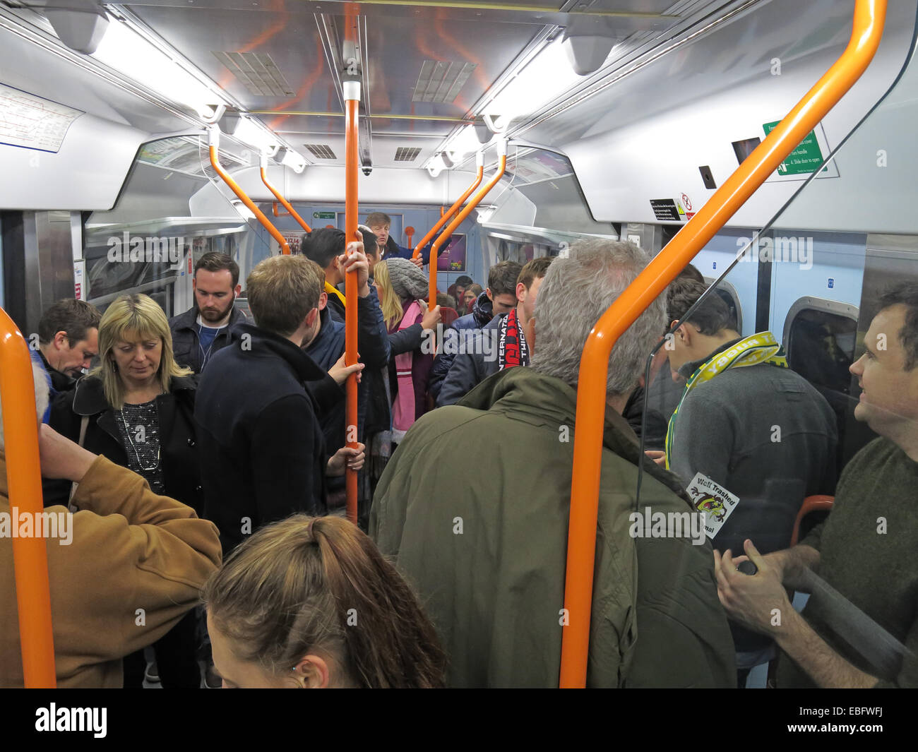 Affollata treno South West bound per London Waterloo stazione ferroviaria, England, Regno Unito Foto Stock