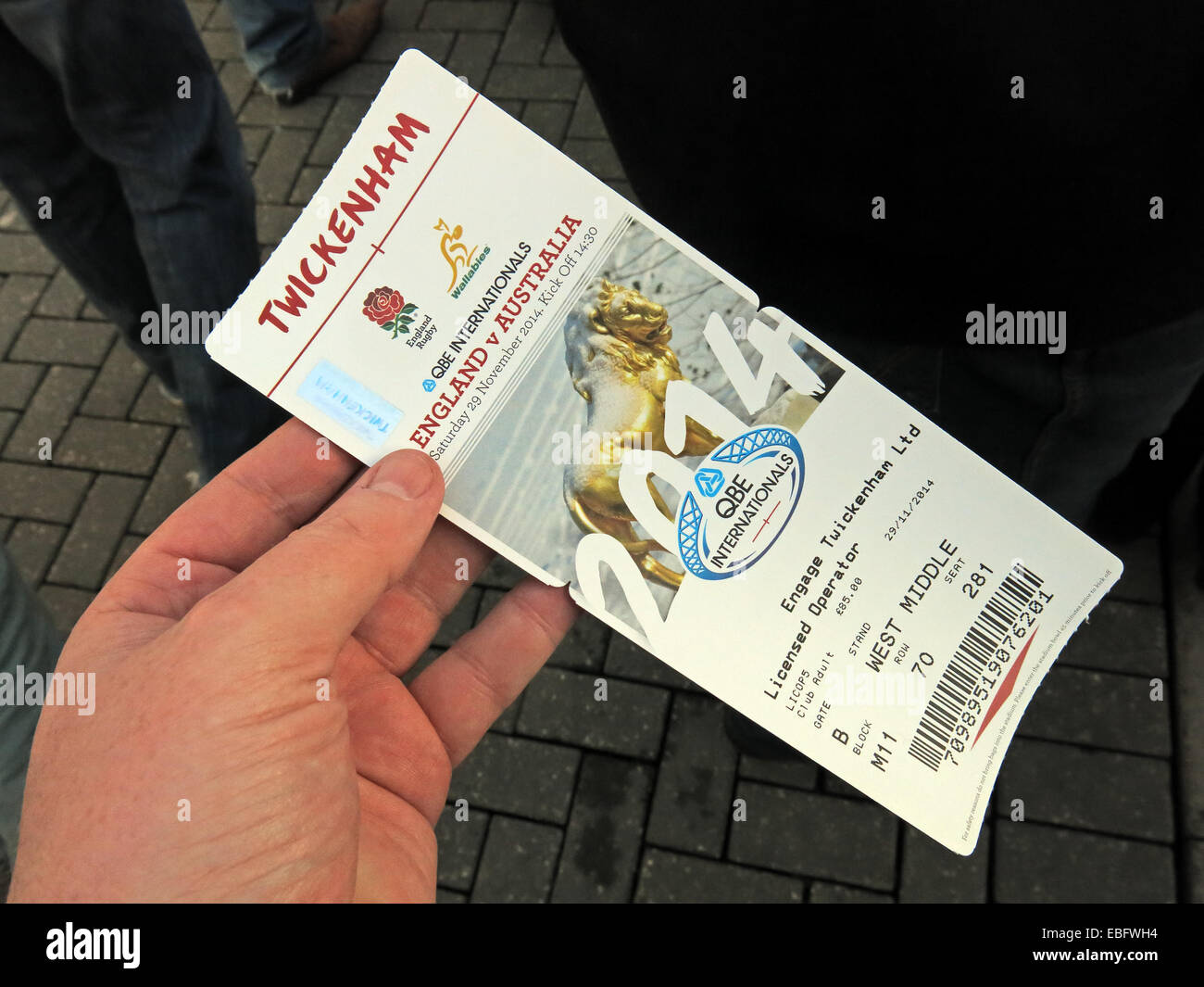 In possesso di un biglietto per il rugby inglese a Twickenham, London, England, Regno Unito Foto Stock