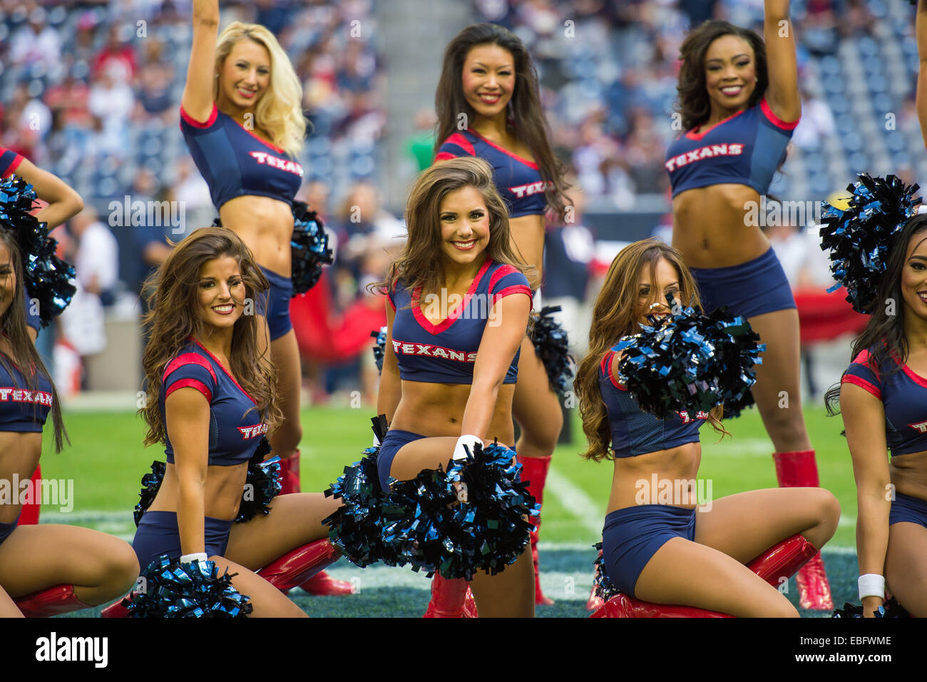 Houston, Texas, Stati Uniti d'America. 30 Novembre, 2014. Houston Texans cheerleader eseguire prima un gioco di NFL tra Houston Texans e Tennessee Titans a NRG Stadium di Houston, TX in novembre 30th, 2014. Credito: Trask Smith/ZUMA filo/Alamy Live News Foto Stock