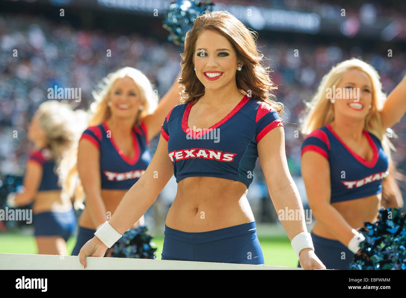 Houston, Texas, Stati Uniti d'America. 30 Novembre, 2014. Houston Texans cheerleader eseguire prima un gioco di NFL tra Houston Texans e Tennessee Titans a NRG Stadium di Houston, TX in novembre 30th, 2014. Credito: Trask Smith/ZUMA filo/Alamy Live News Foto Stock