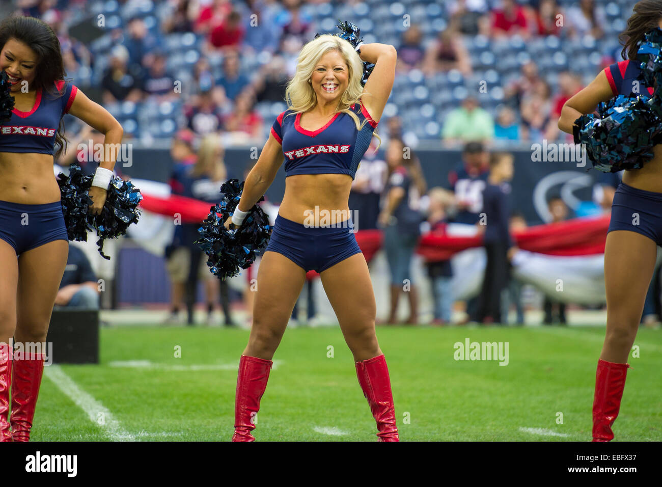 Houston, Texas, Stati Uniti d'America. 30 Novembre, 2014. Houston Texans cheerleader eseguire prima un gioco di NFL tra Houston Texans e Tennessee Titans a NRG Stadium di Houston, TX in novembre 30th, 2014. Credito: Trask Smith/ZUMA filo/Alamy Live News Foto Stock